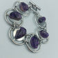 Armband mit Amethyst-Steinen und silberfarbenen Ringen