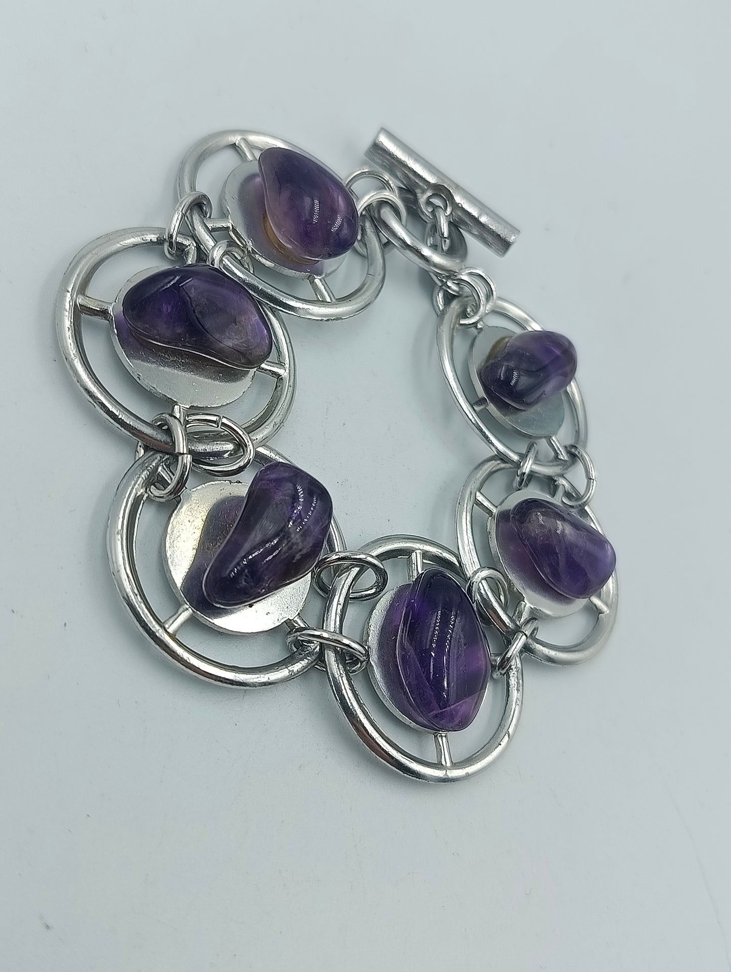 Armband mit Amethyst-Steinen und silberfarbenen Ringen