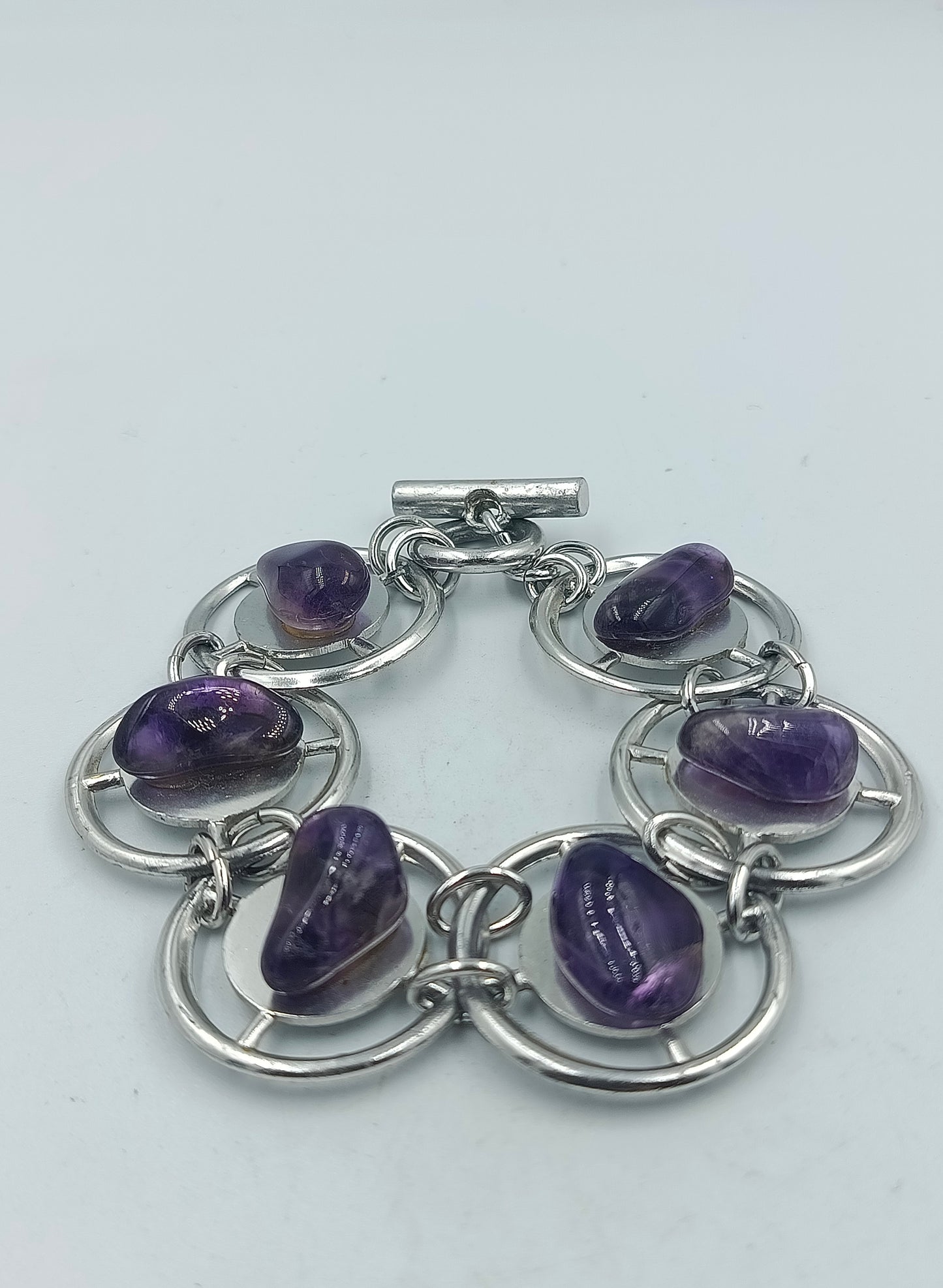 Armband mit Amethyst-Steinen und silberfarbenen Ringen