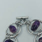 Armband mit Amethyst-Steinen und silberfarbenen Ringen