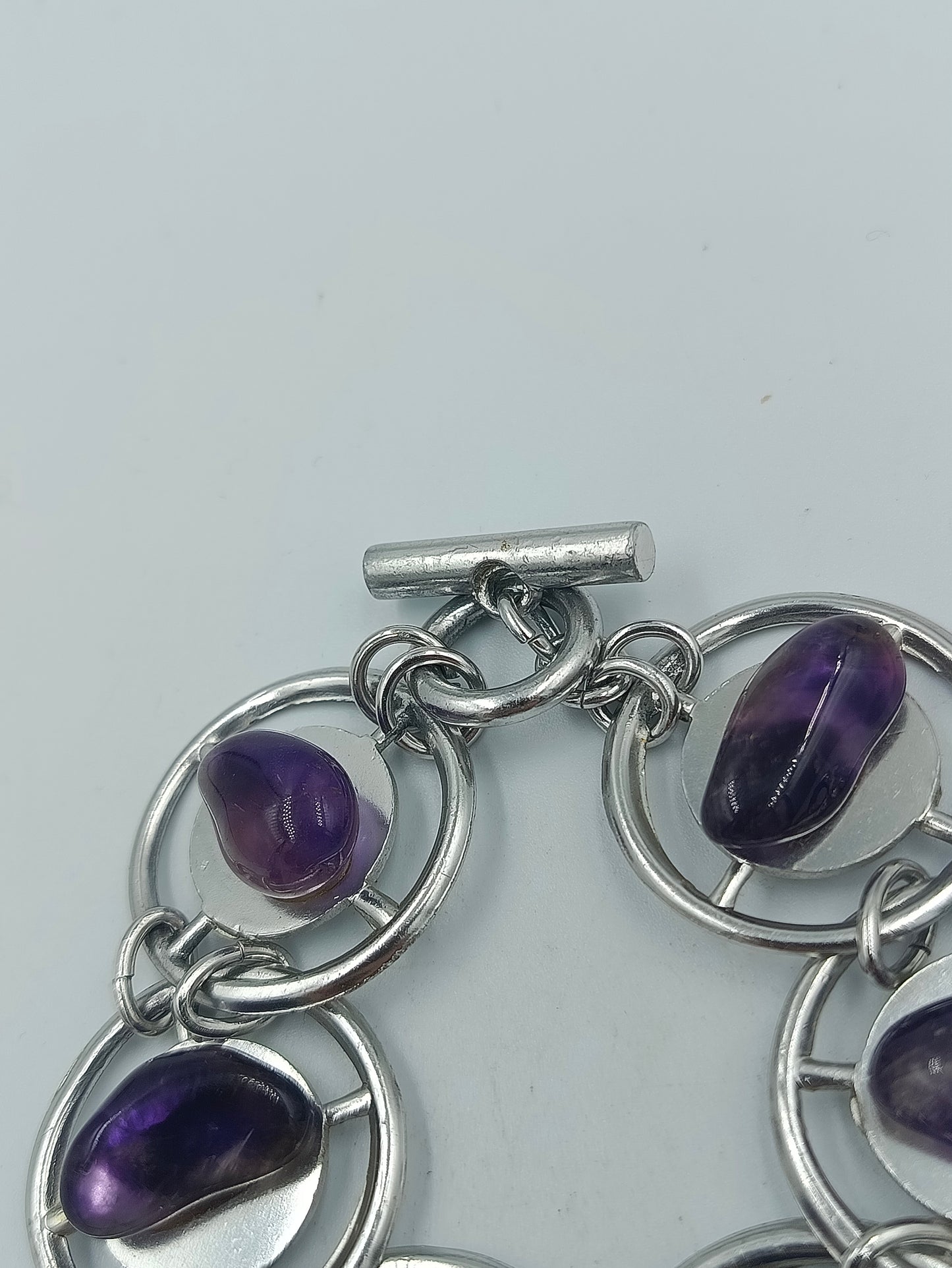 Armband mit Amethyst-Steinen und silberfarbenen Ringen