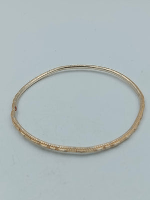 Feiner goldfarbener Armreif mit Strukturmuster