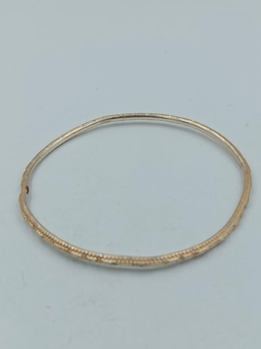 Feiner goldfarbener Armreif mit Strukturmuster