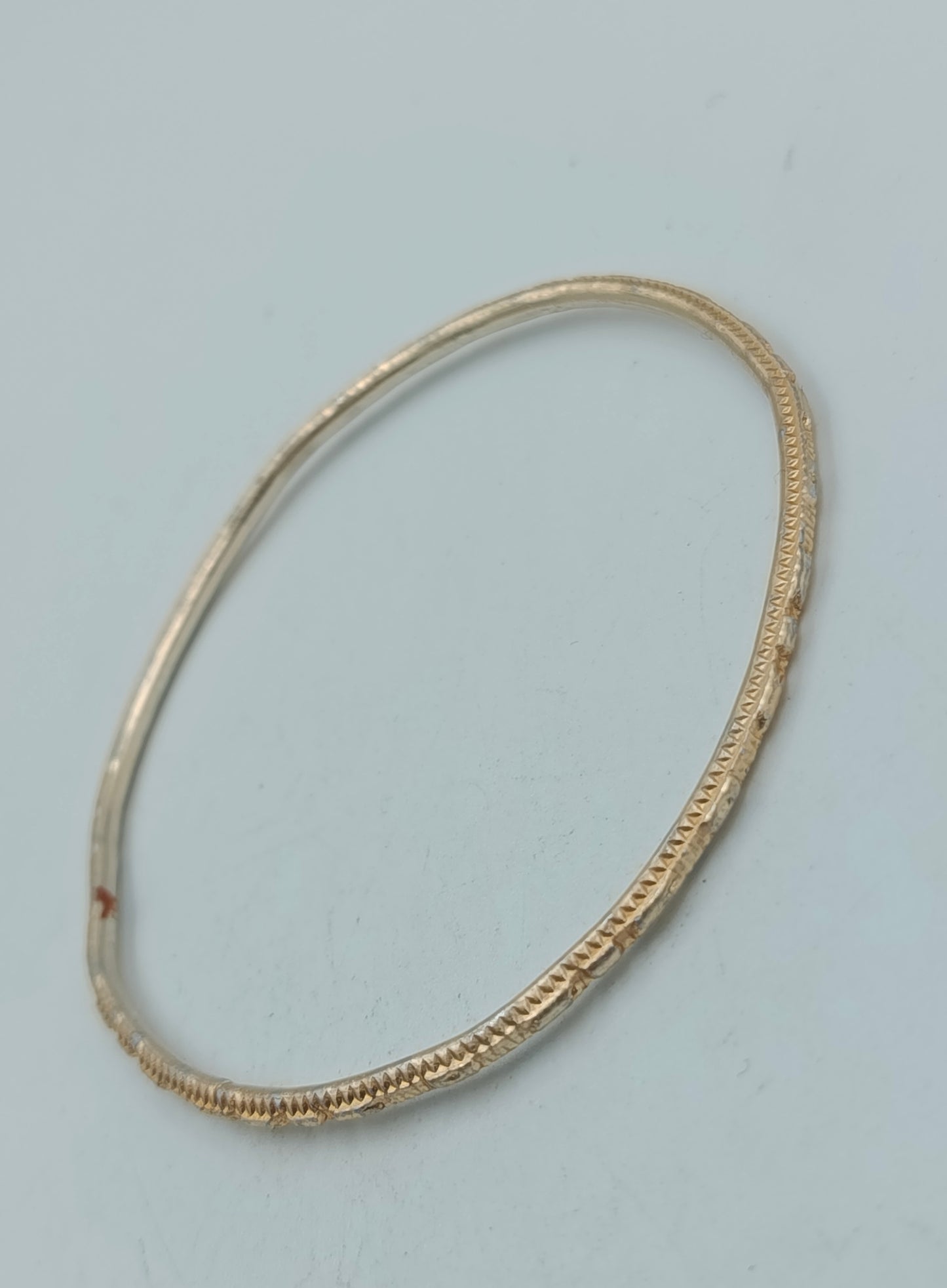 Feiner goldfarbener Armreif mit Strukturmuster