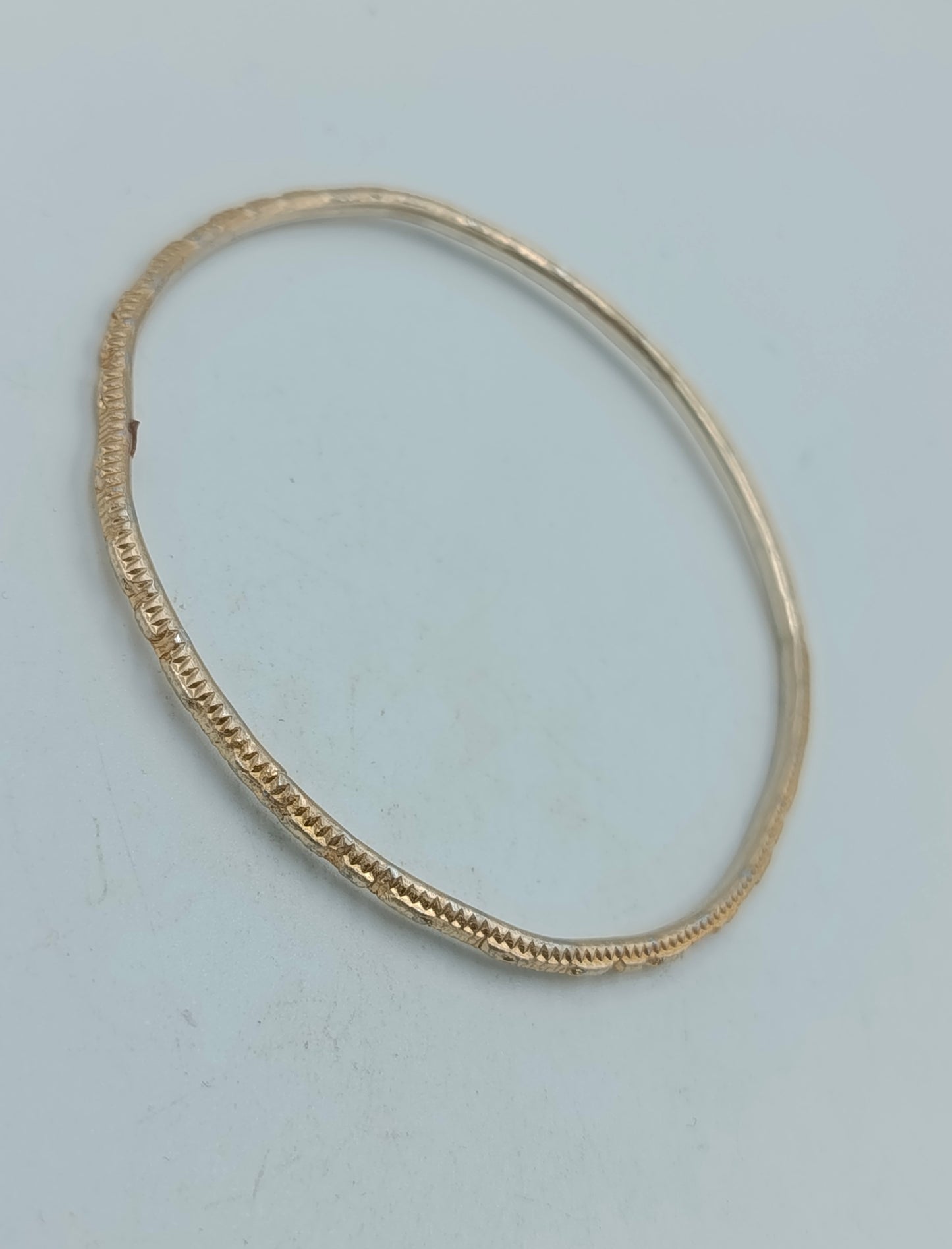 Feiner goldfarbener Armreif mit Strukturmuster