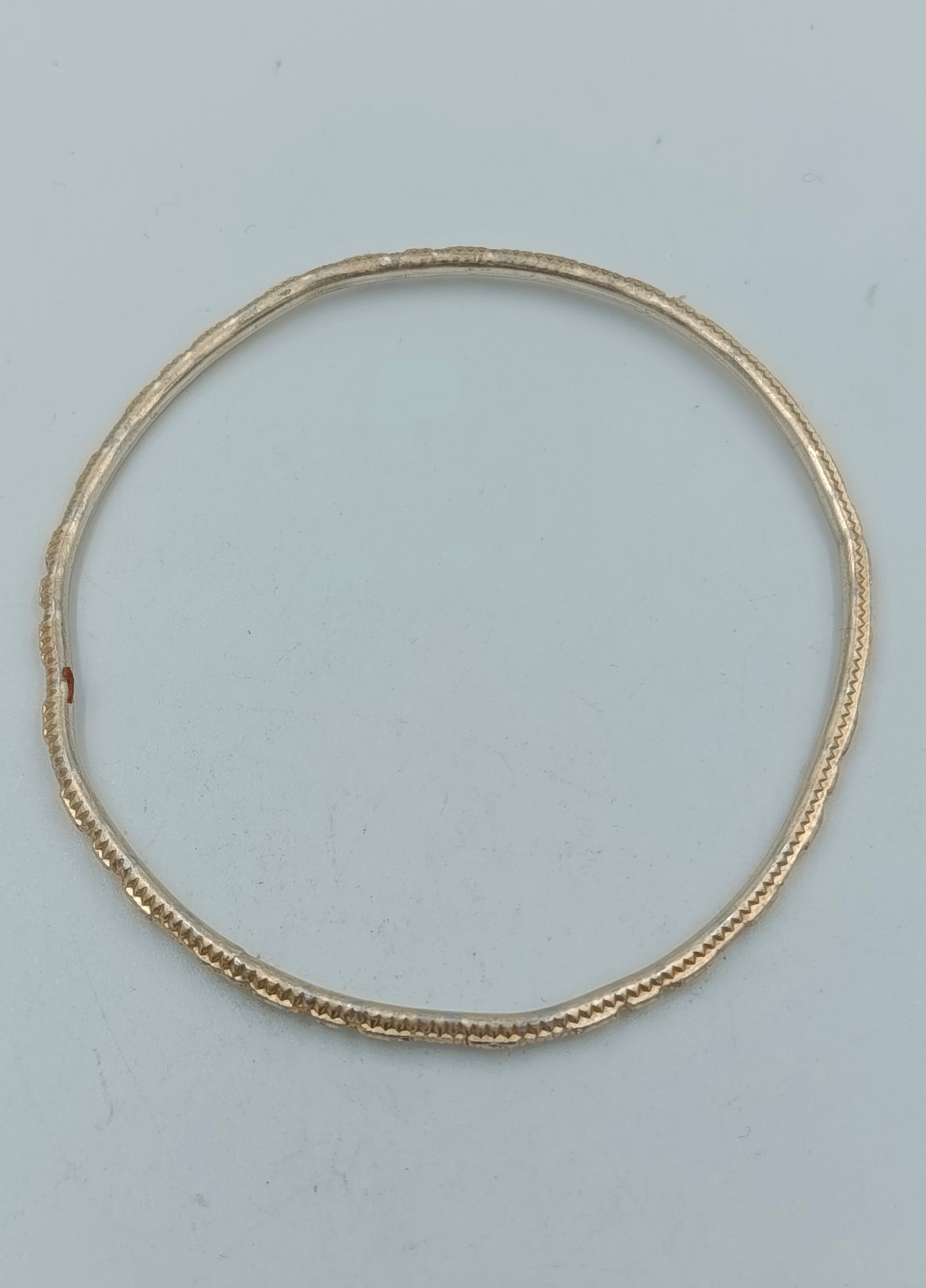 Feiner goldfarbener Armreif mit Strukturmuster