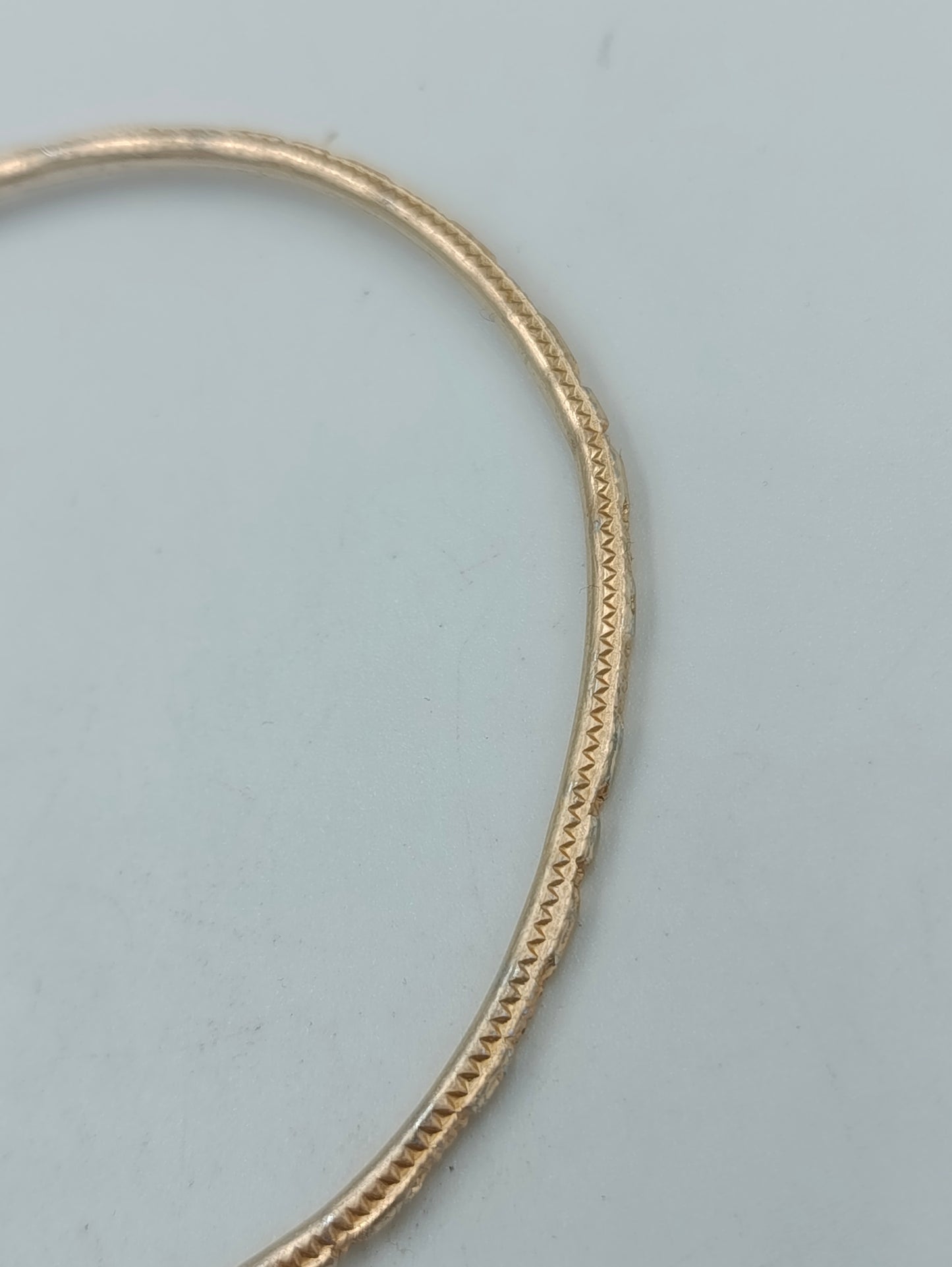 Feiner goldfarbener Armreif mit Strukturmuster