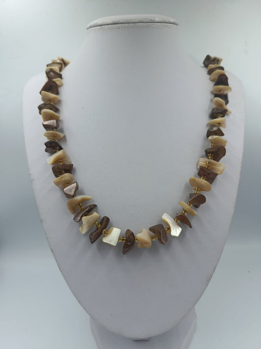Halskette mit braunen und cremefarbenen Muschelsteinen
