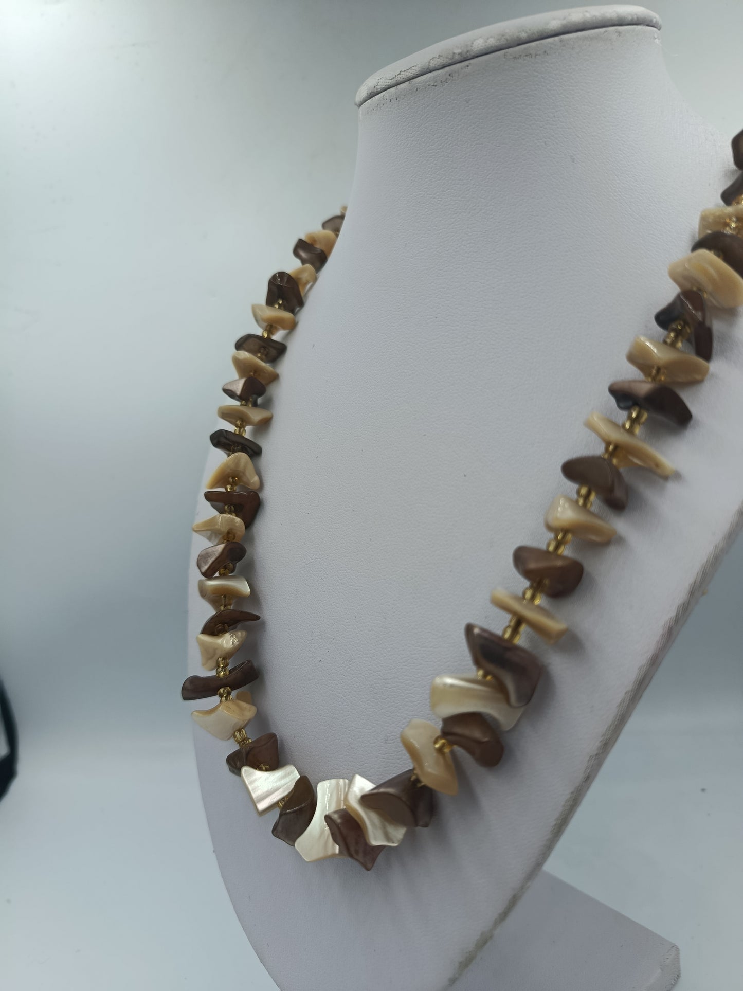 Halskette mit braunen und cremefarbenen Muschelsteinen