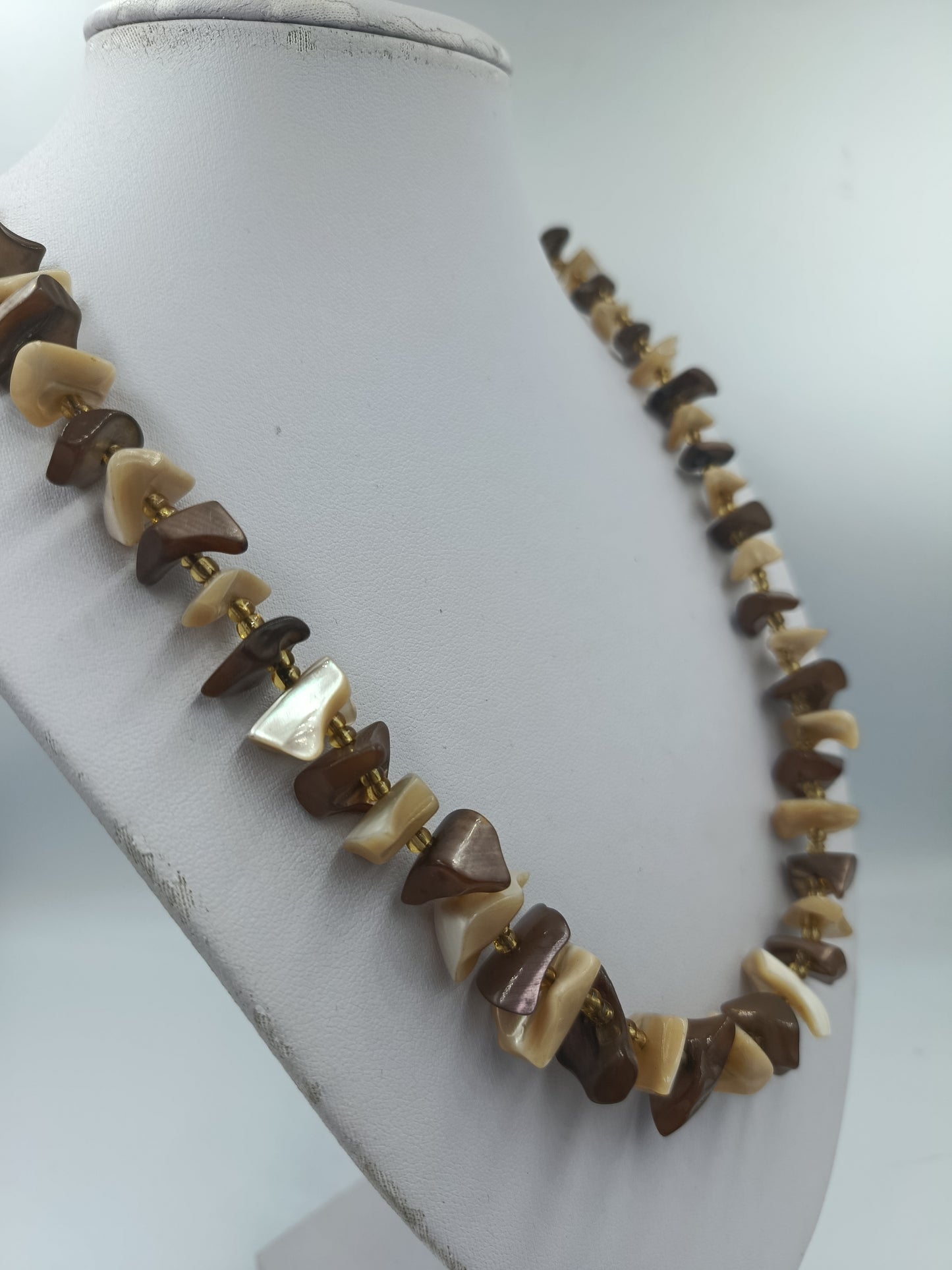 Halskette mit braunen und cremefarbenen Muschelsteinen