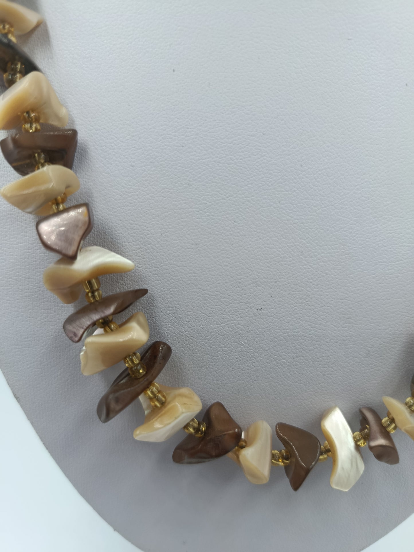 Halskette mit braunen und cremefarbenen Muschelsteinen