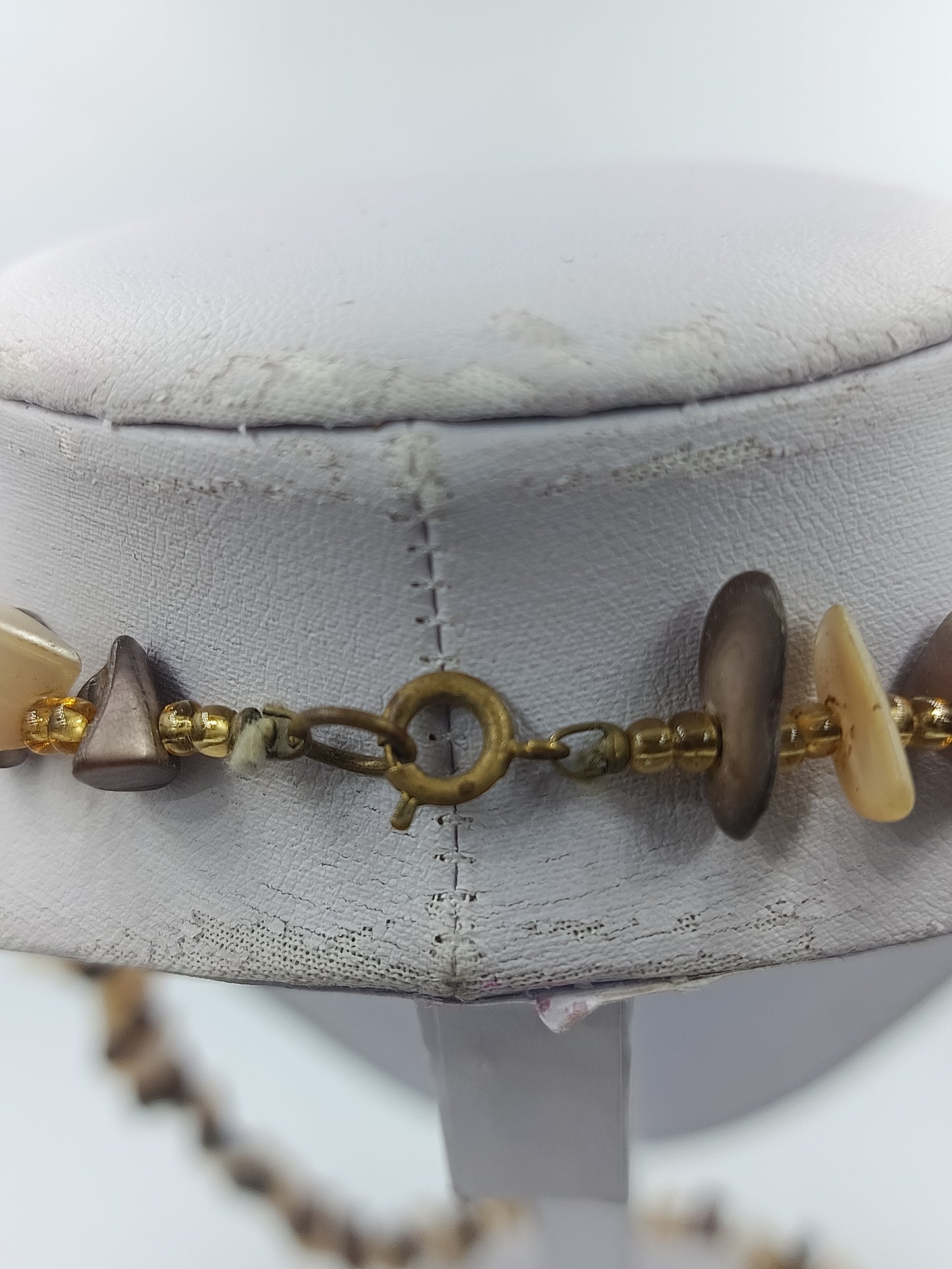 Halskette mit braunen und cremefarbenen Muschelsteinen