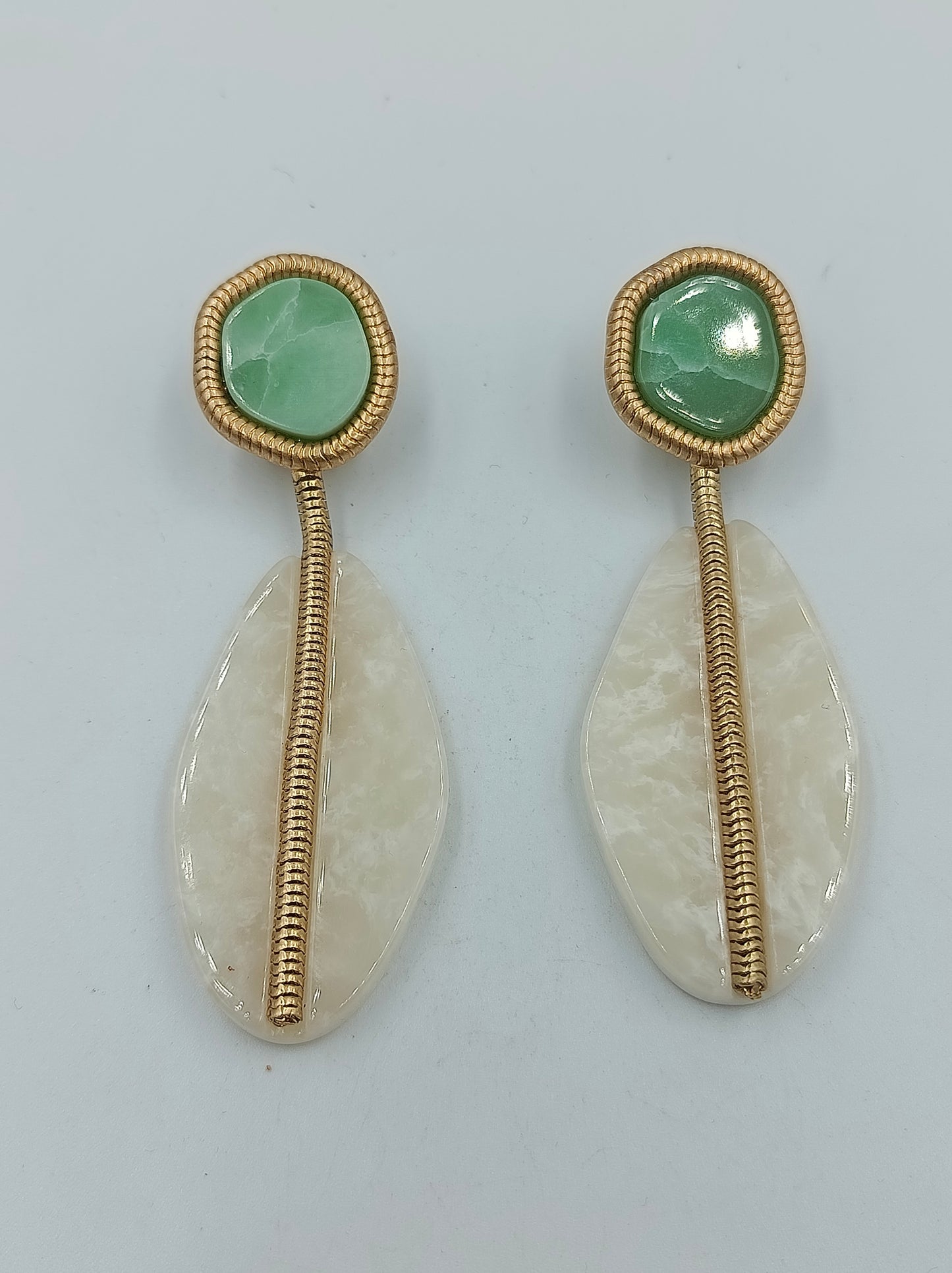 Ohrhänger mit grünem und cremefarbenem Stein