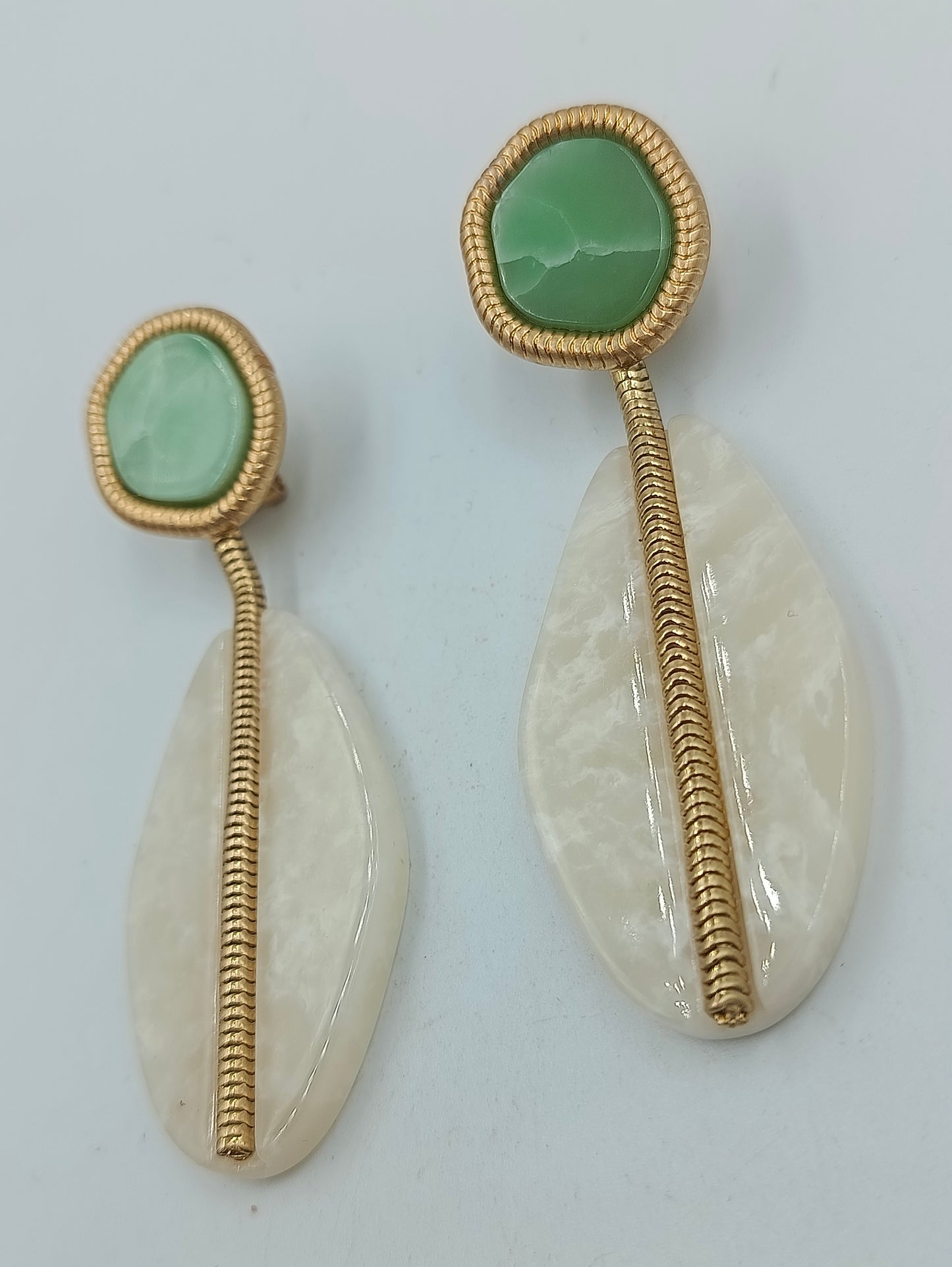 Ohrhänger mit grünem und cremefarbenem Stein