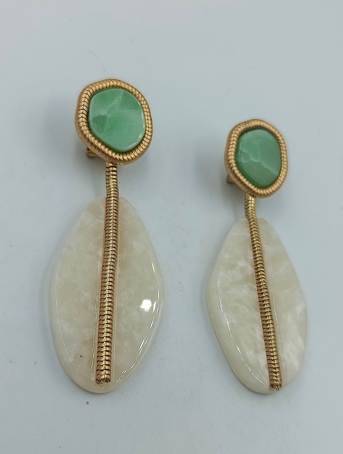 Ohrhänger mit grünem und cremefarbenem Stein