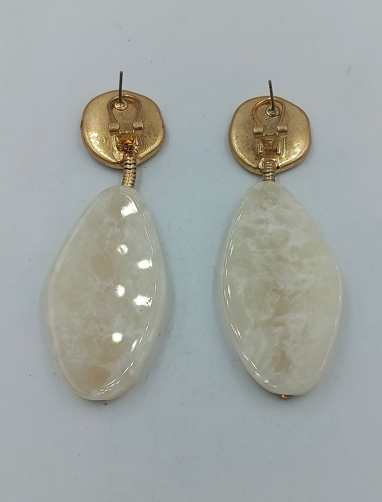 Ohrhänger mit grünem und cremefarbenem Stein