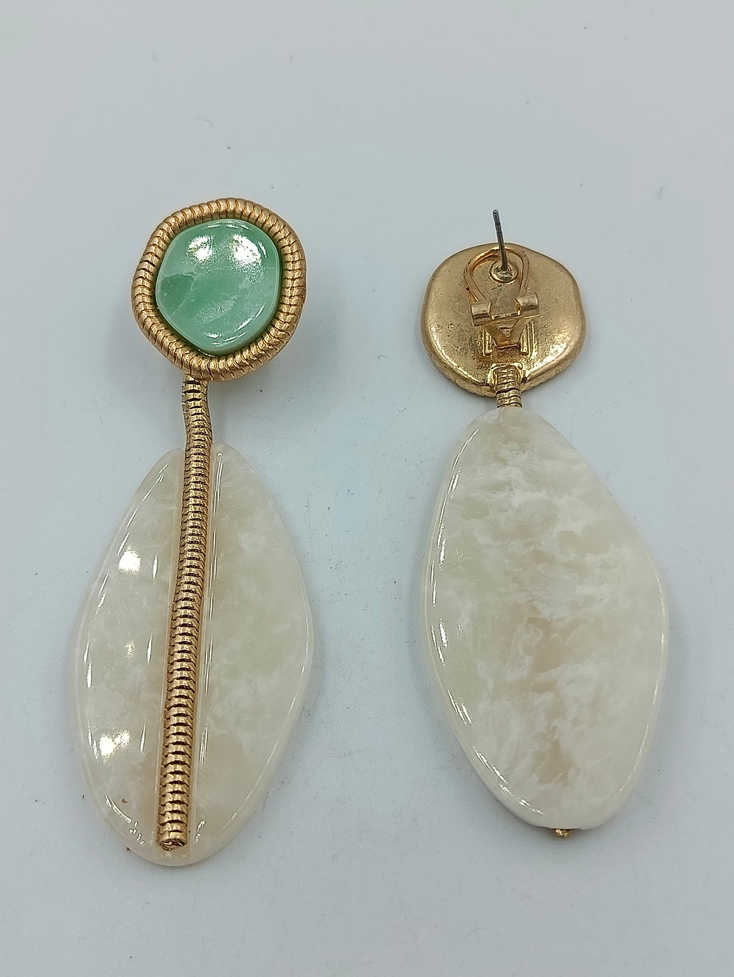 Ohrhänger mit grünem und cremefarbenem Stein