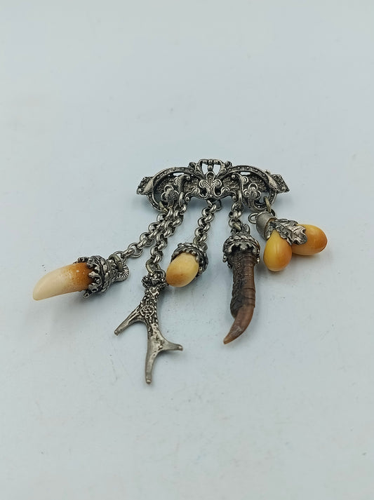 Silberne Trachtenbrosche mit Anhängern Geweih Zahn Horn Vintage