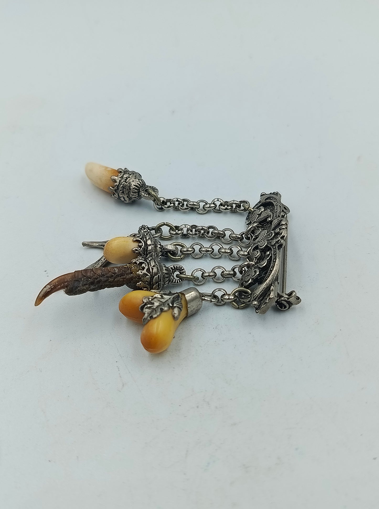 Silberne Trachtenbrosche mit Anhängern Geweih Zahn Horn Vintage