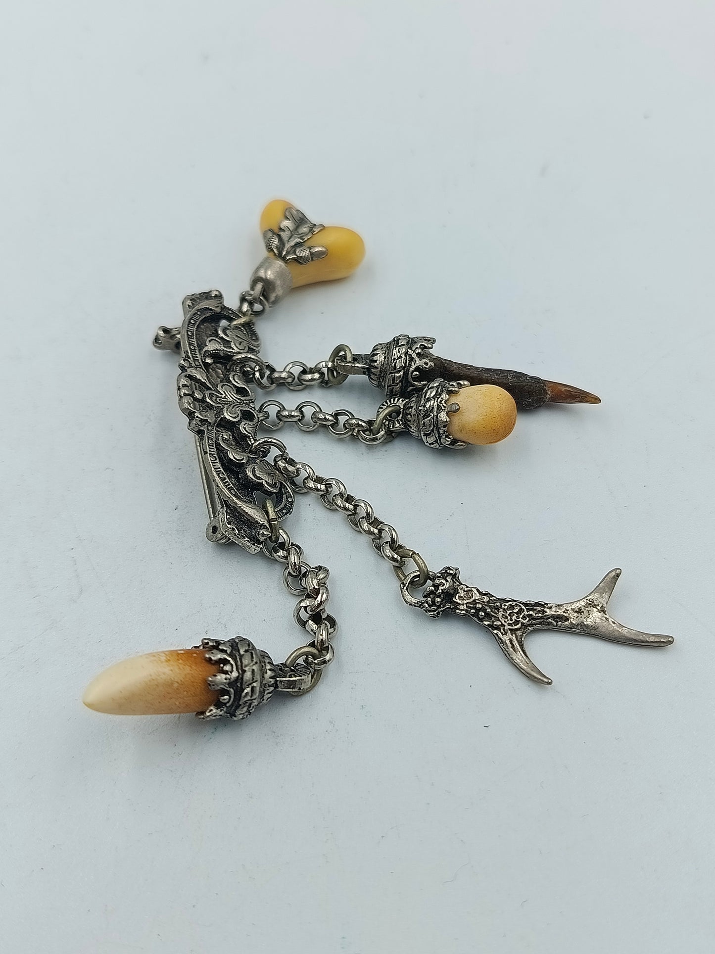 Silberne Trachtenbrosche mit Anhängern Geweih Zahn Horn Vintage
