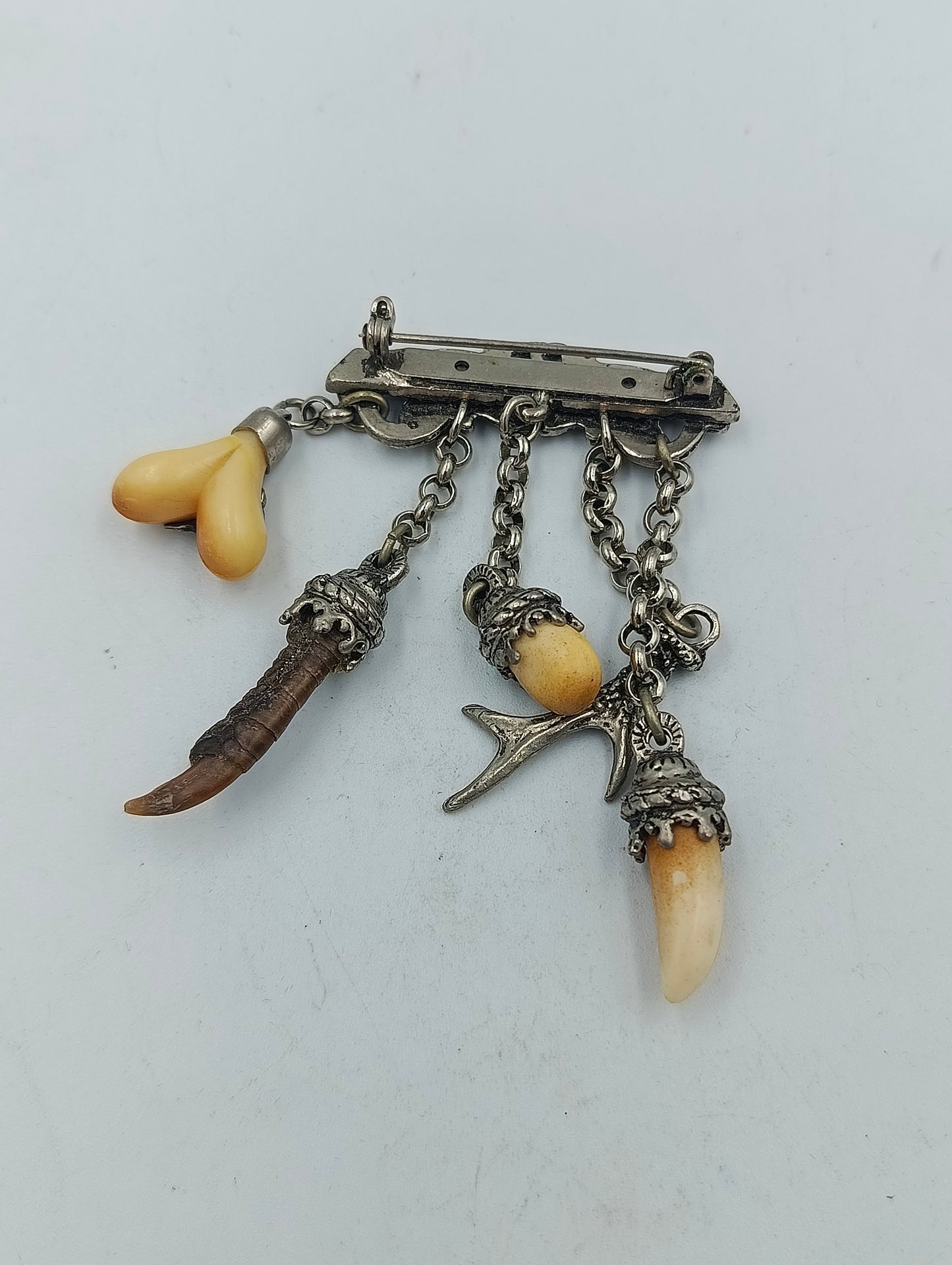 Silberne Trachtenbrosche mit Anhängern Geweih Zahn Horn Vintage