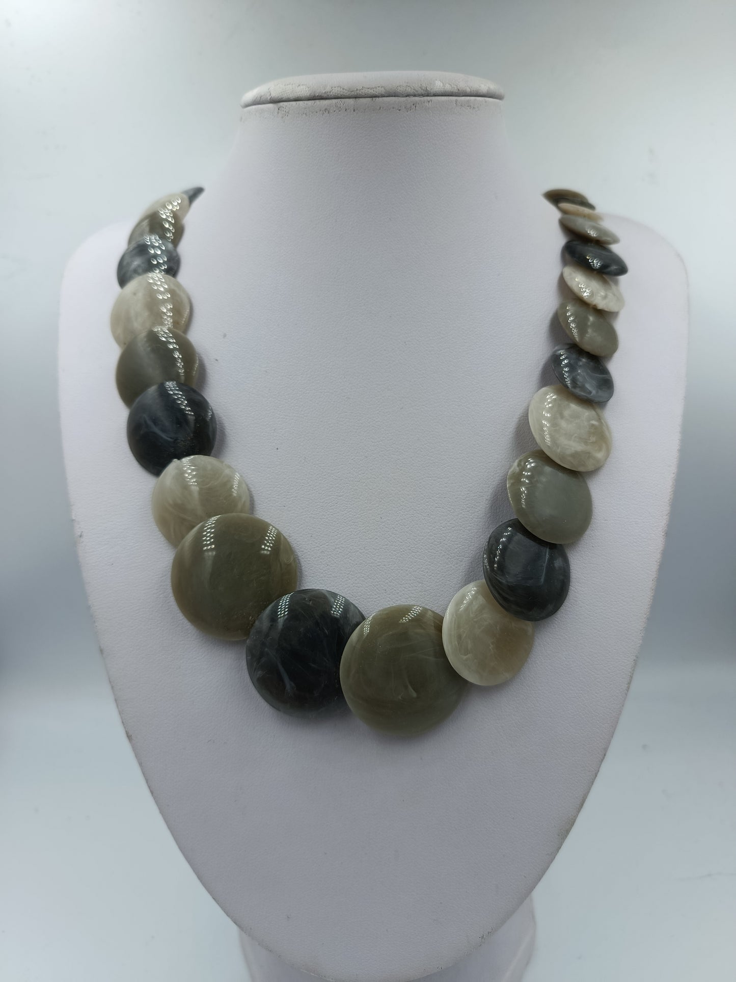 Muschelkern Kette in Grau und Beige Tönen mit Metallverschluss