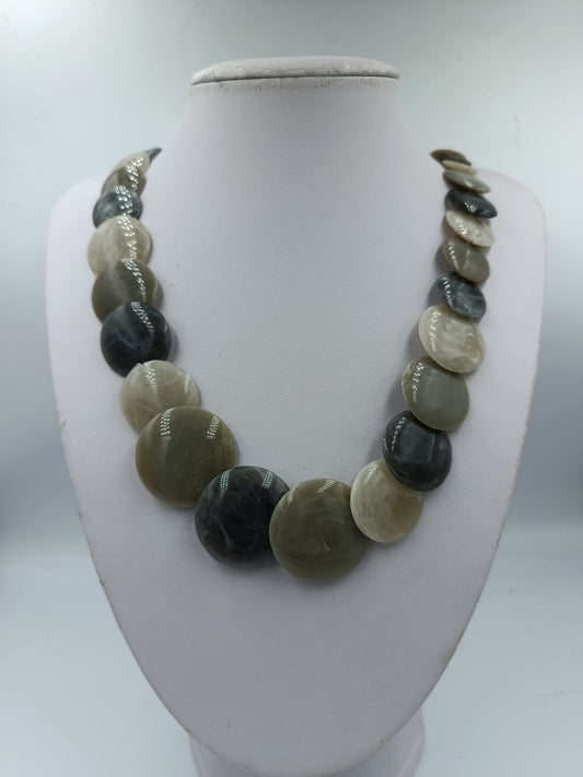 Muschelkern Kette in Grau und Beige Tönen mit Metallverschluss