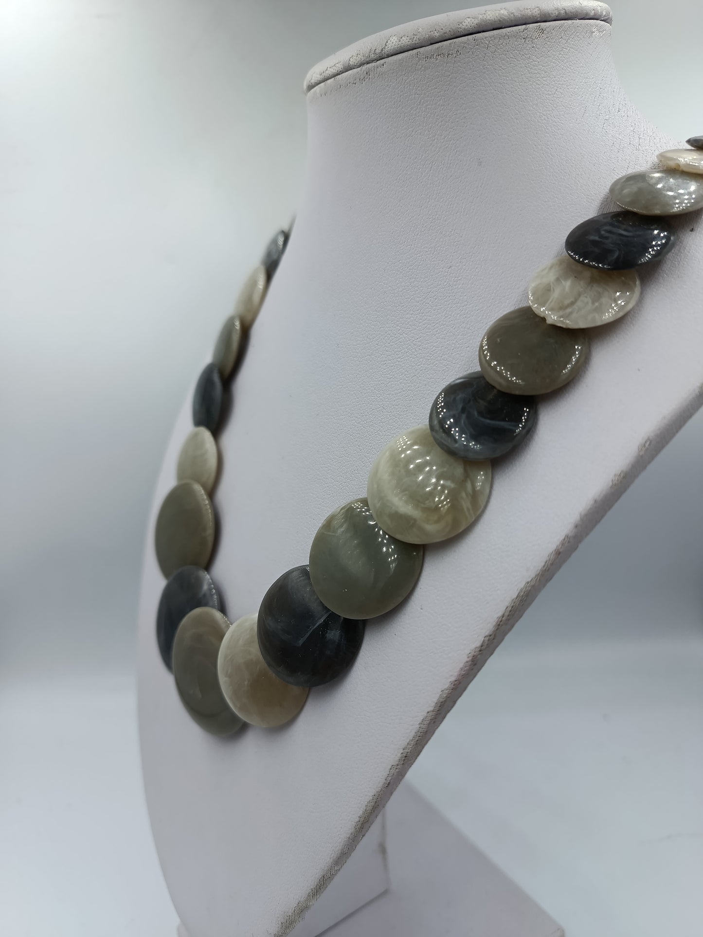 Muschelkern Kette in Grau und Beige Tönen mit Metallverschluss