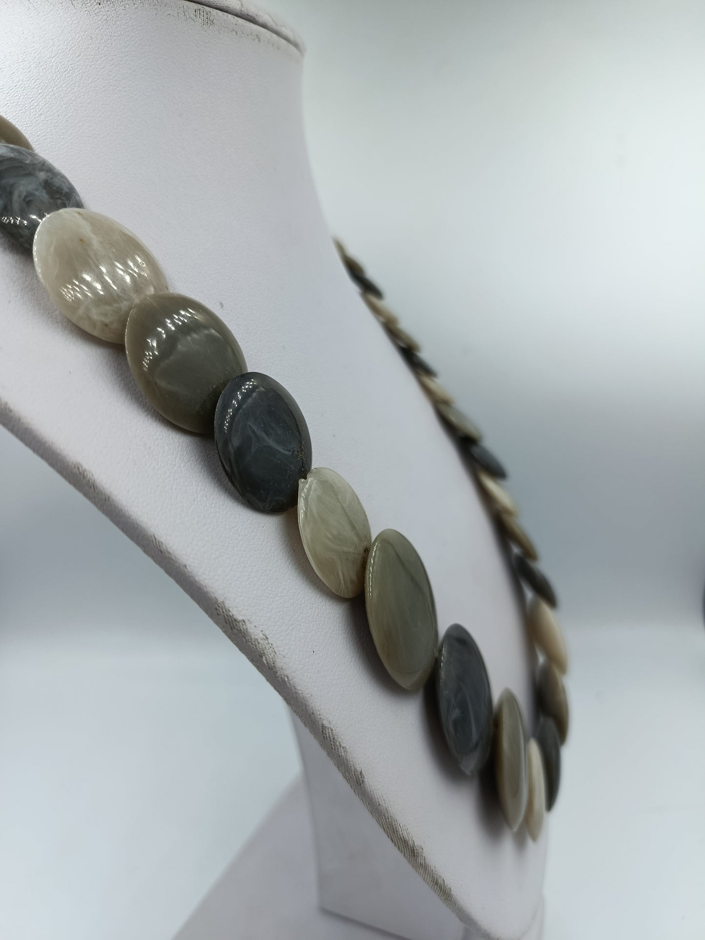 Muschelkern Kette in Grau und Beige Tönen mit Metallverschluss