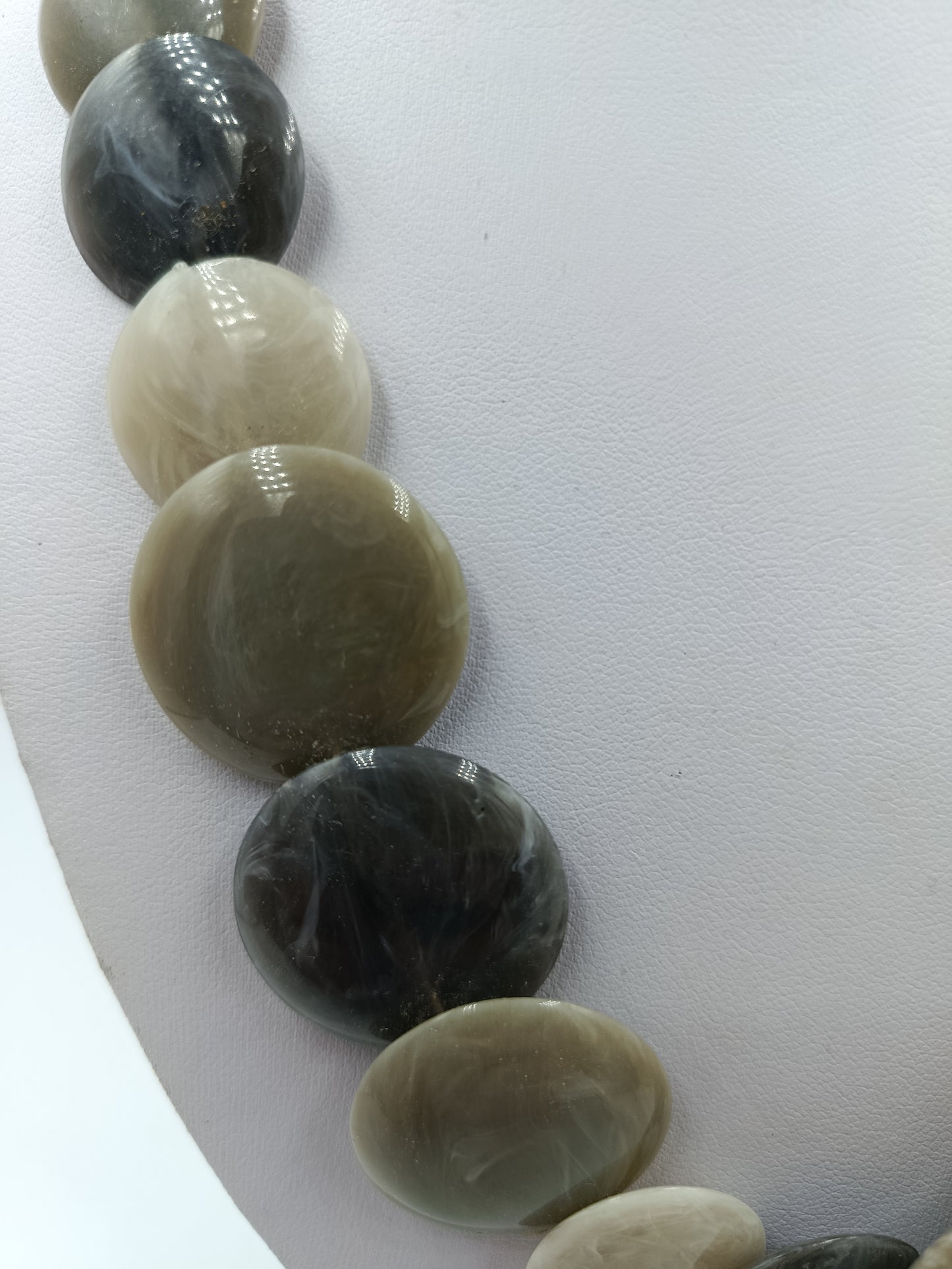 Muschelkern Kette in Grau und Beige Tönen mit Metallverschluss