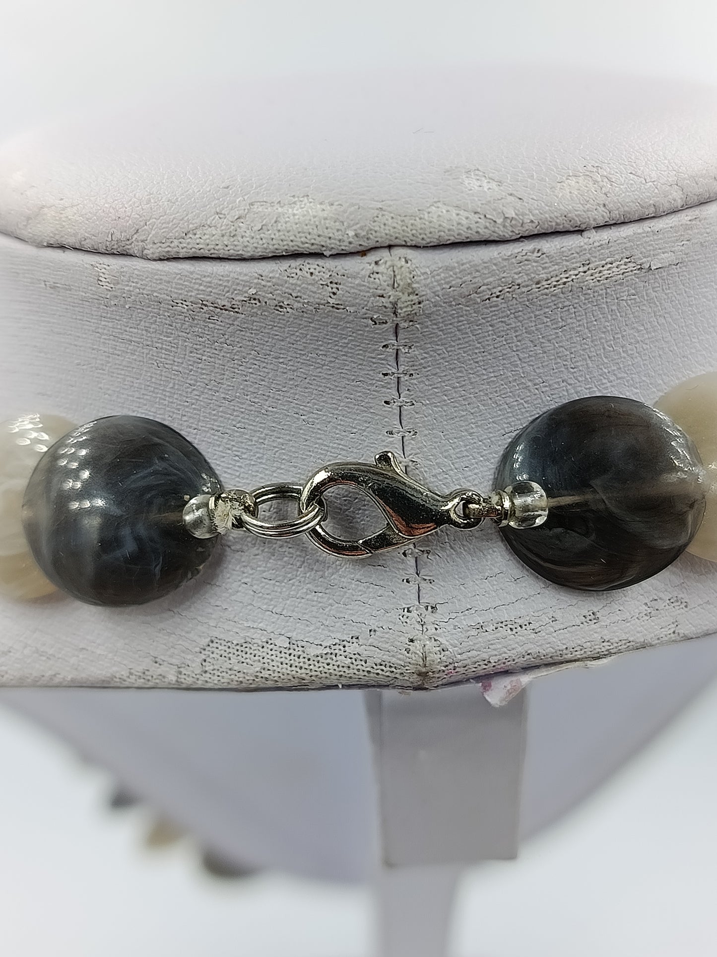 Muschelkern Kette in Grau und Beige Tönen mit Metallverschluss