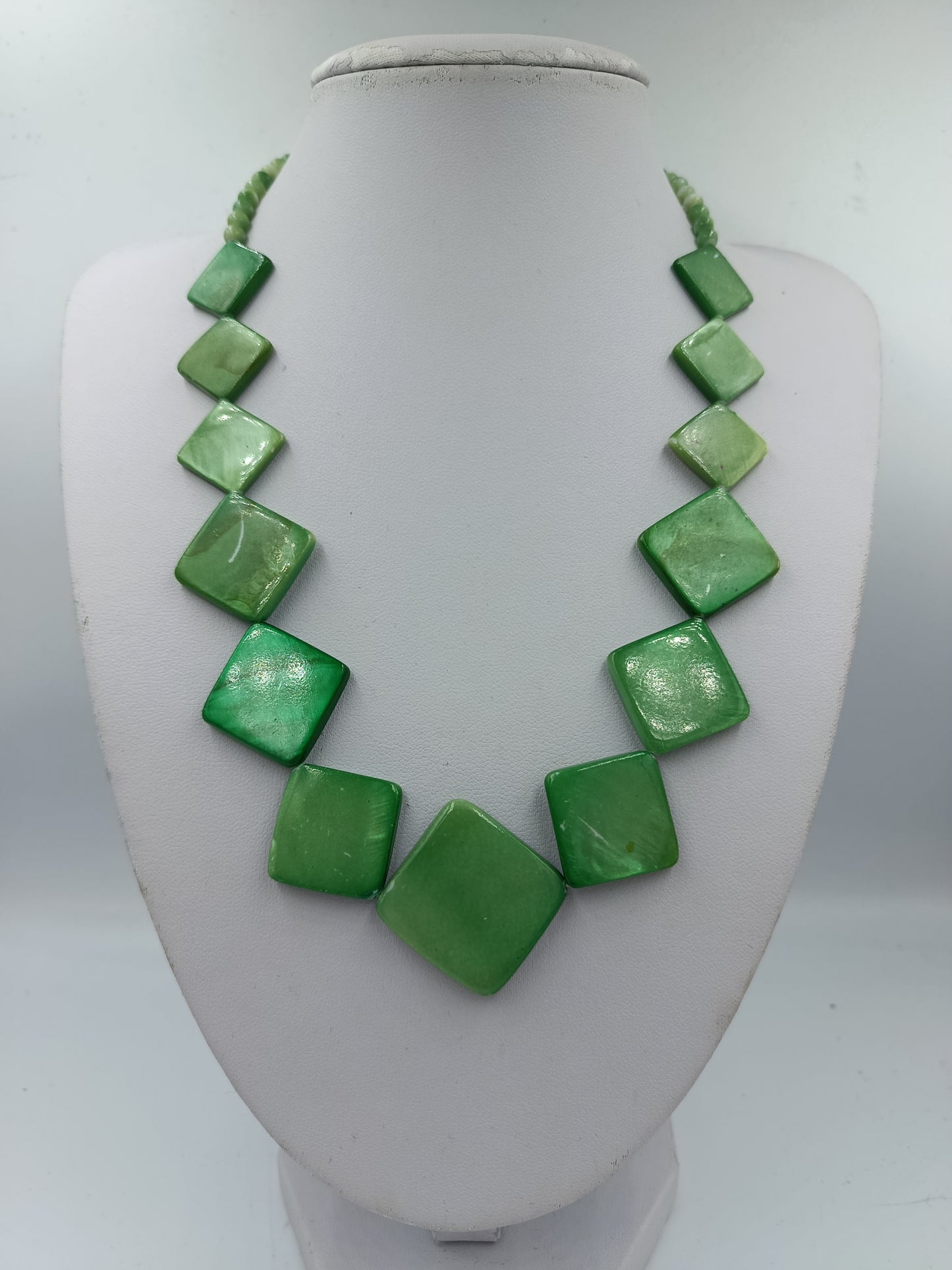 Grüne Muschelkern Kette mit quadratischen Elementen