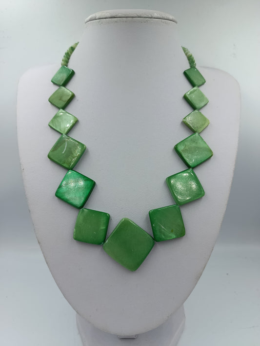 Grüne Muschelkern Kette mit quadratischen Elementen