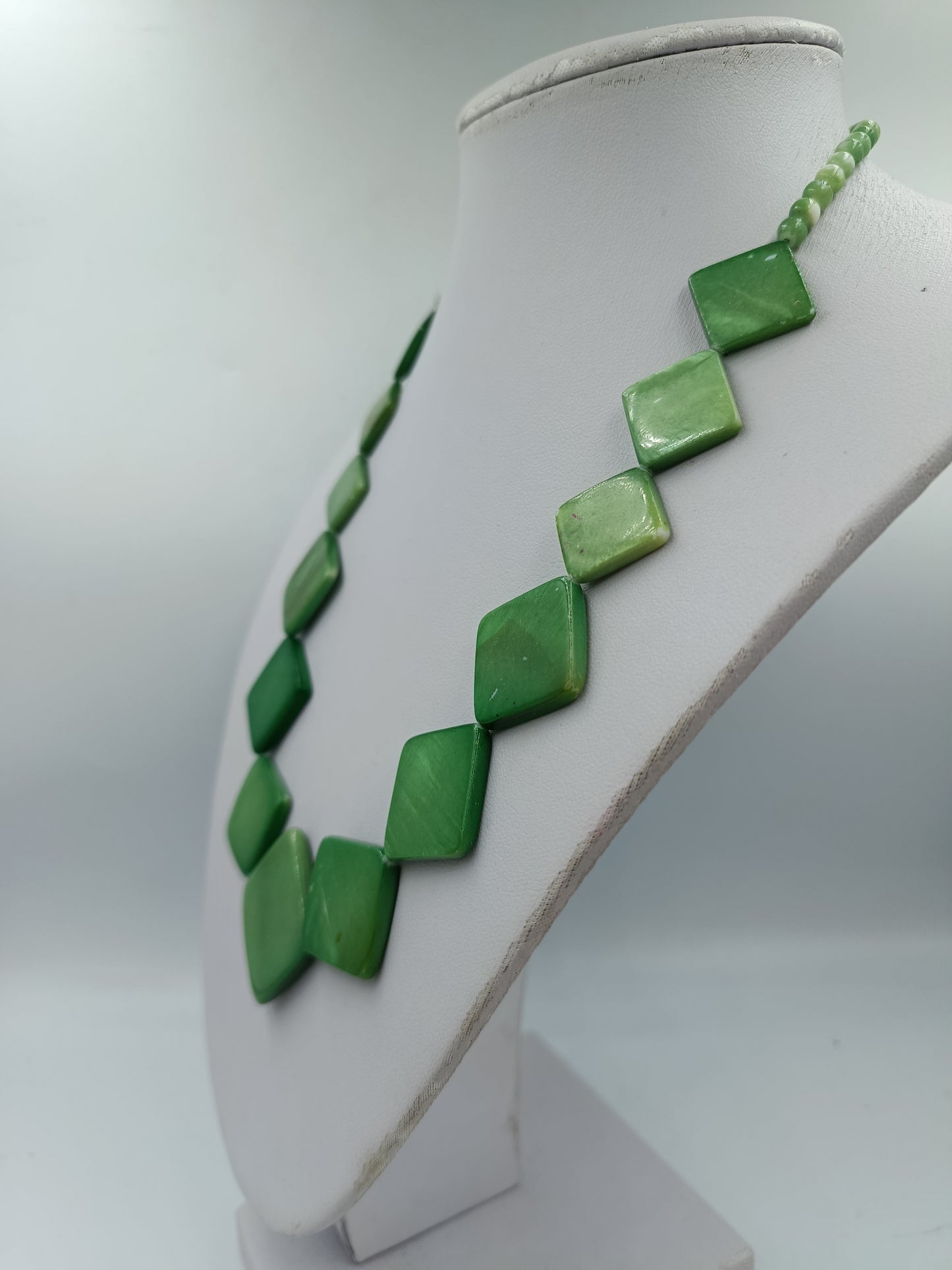 Grüne Muschelkern Kette mit quadratischen Elementen