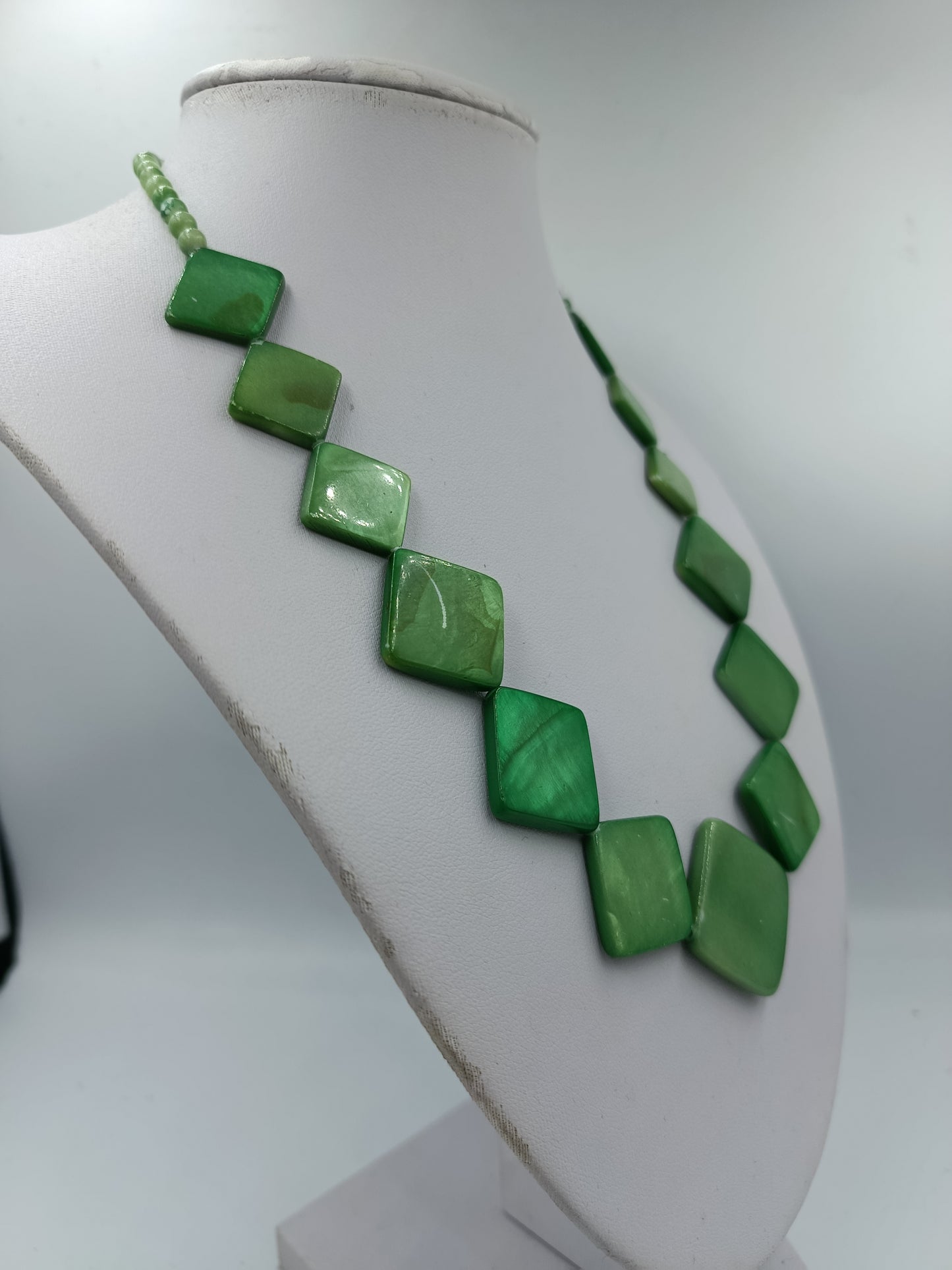 Grüne Muschelkern Kette mit quadratischen Elementen