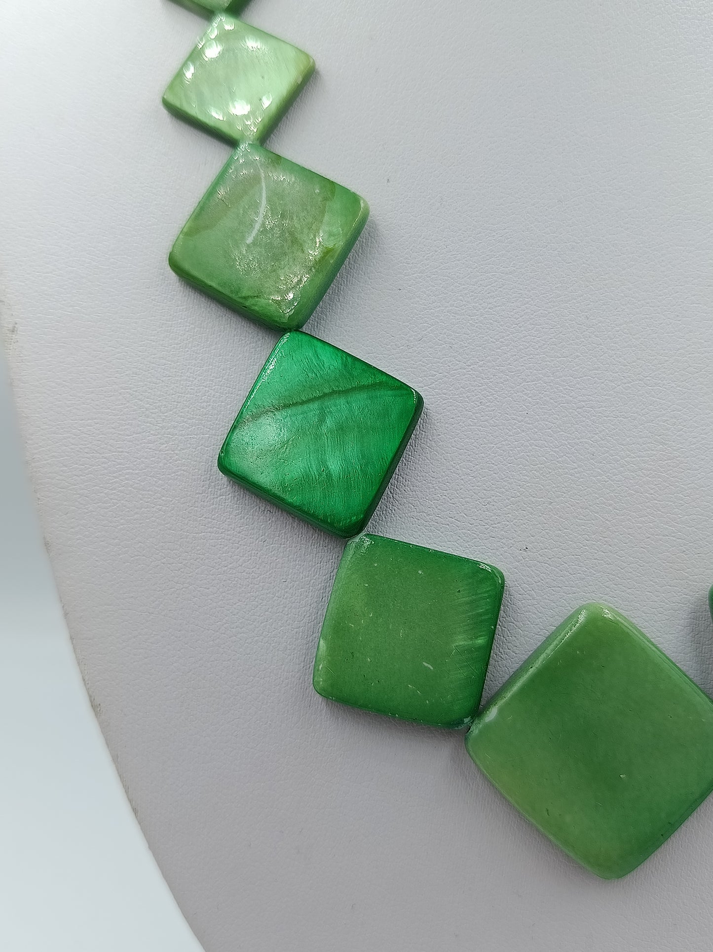 Grüne Muschelkern Kette mit quadratischen Elementen