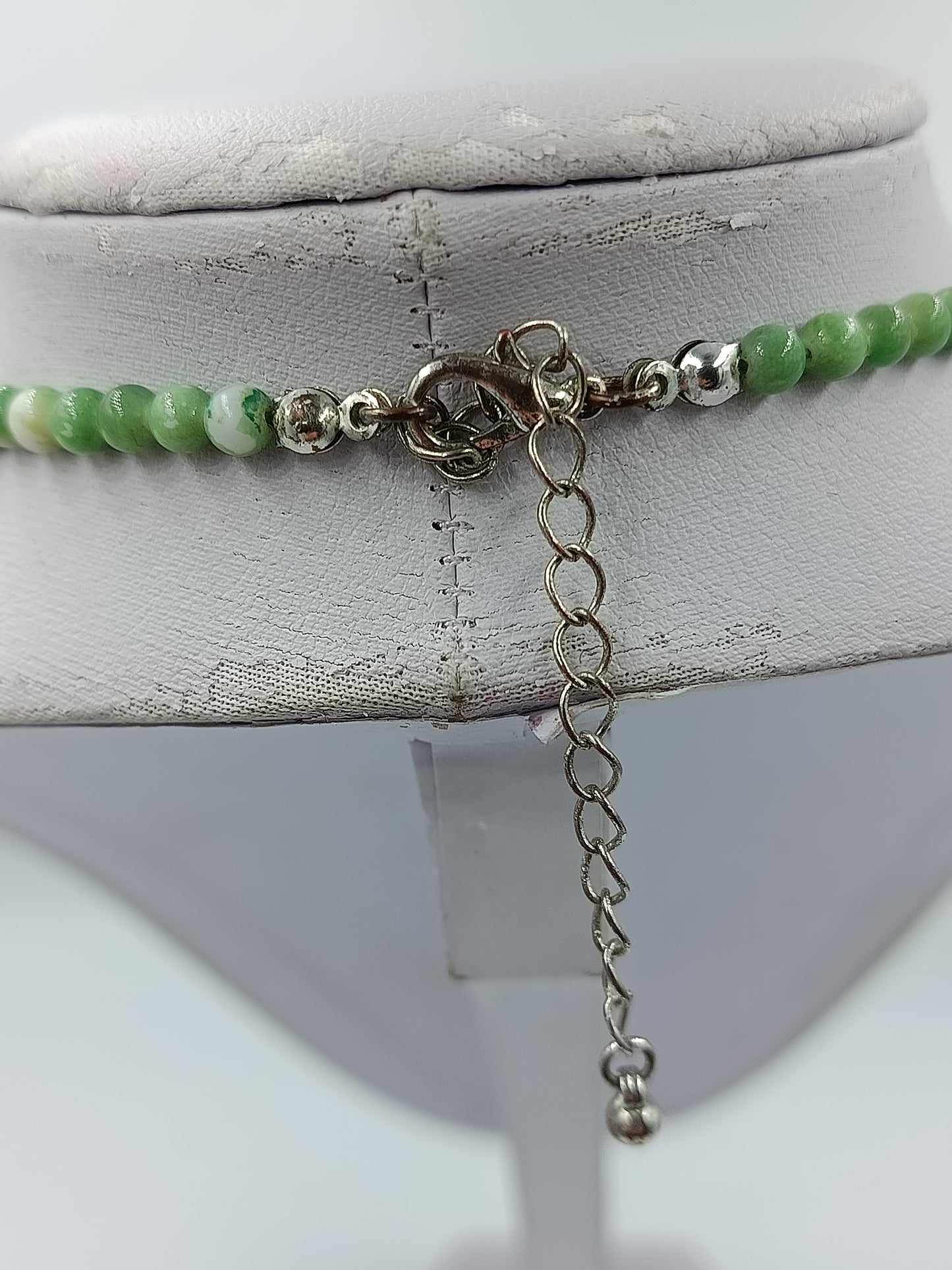 Grüne Muschelkern Kette mit quadratischen Elementen