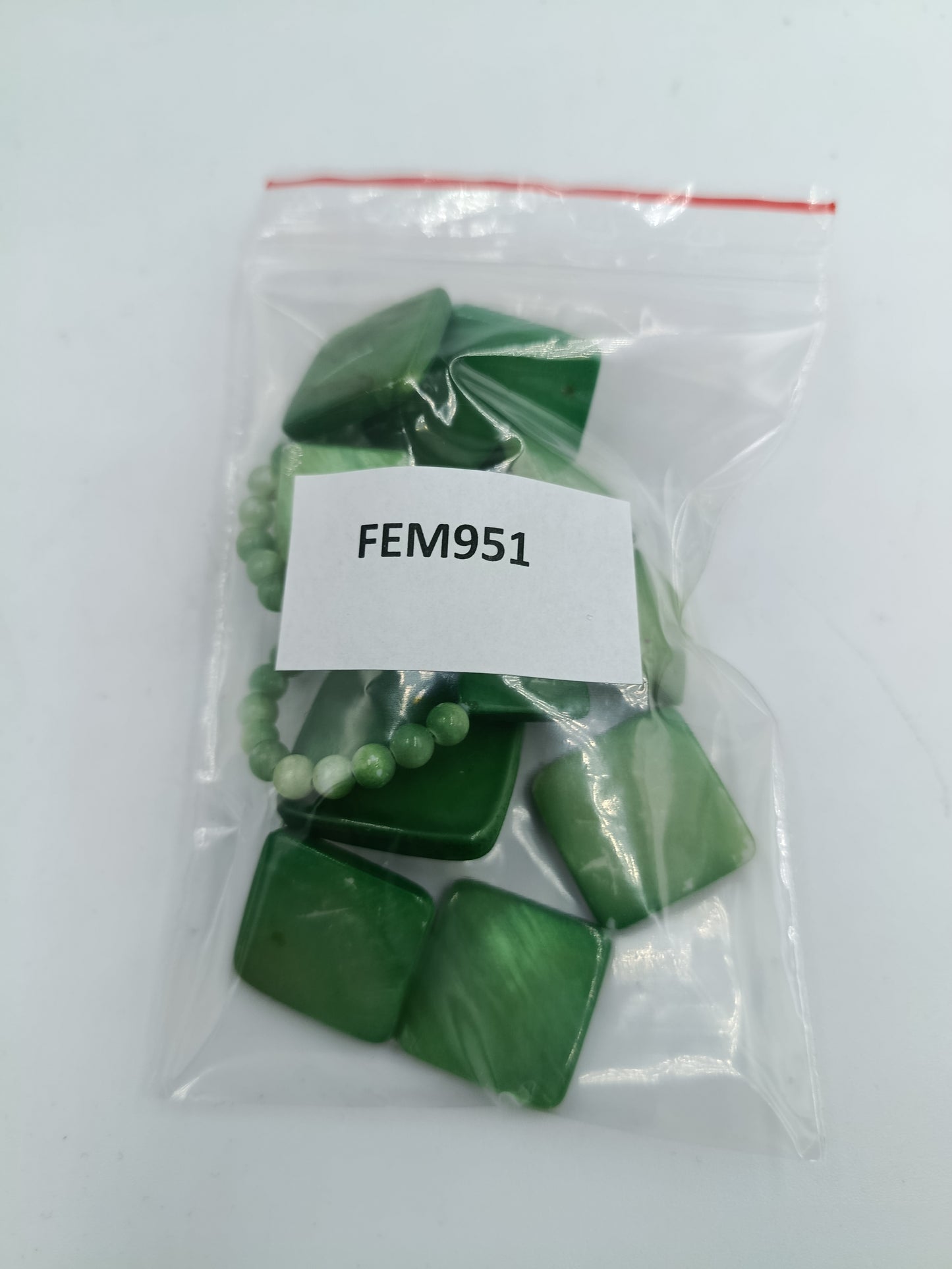 Grüne Muschelkern Kette mit quadratischen Elementen