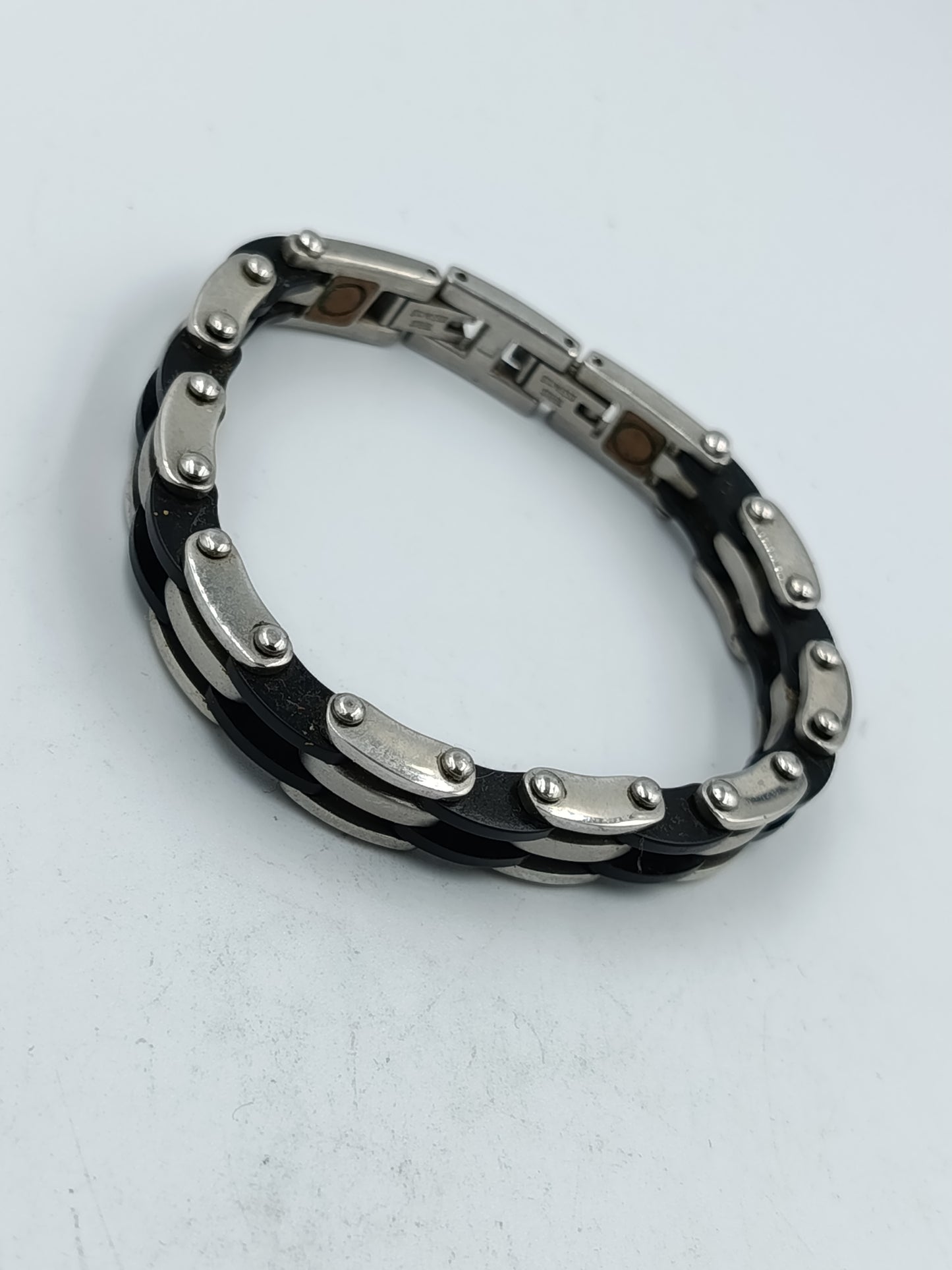 Edelstahl Armband mit schwarzen Gliedern im modernen Design