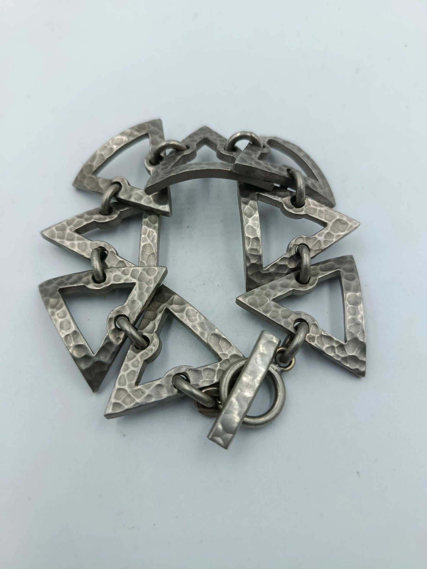 Vintage Armband aus gehämmertem Metall mit geometrischem Design
