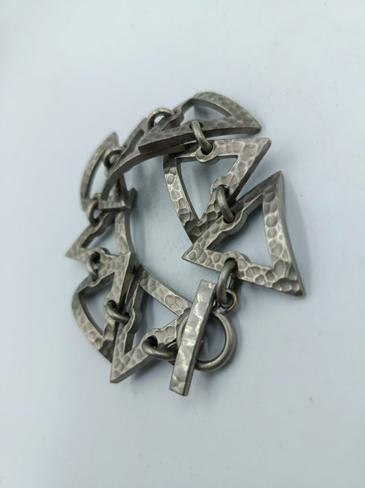 Vintage Armband aus gehämmertem Metall mit geometrischem Design