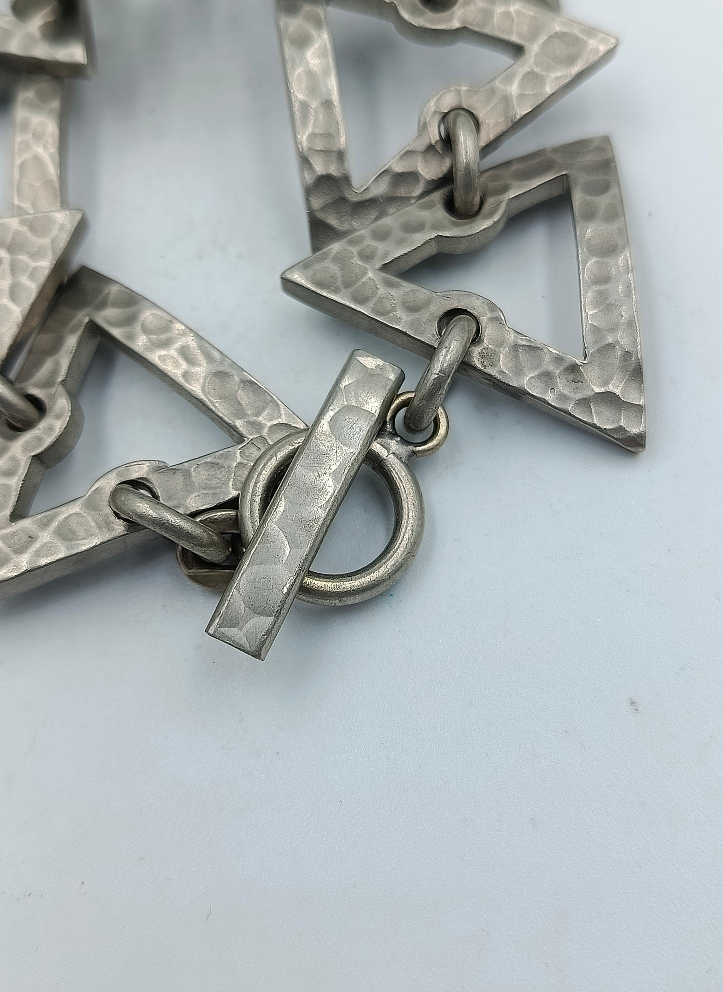 Vintage Armband aus gehämmertem Metall mit geometrischem Design