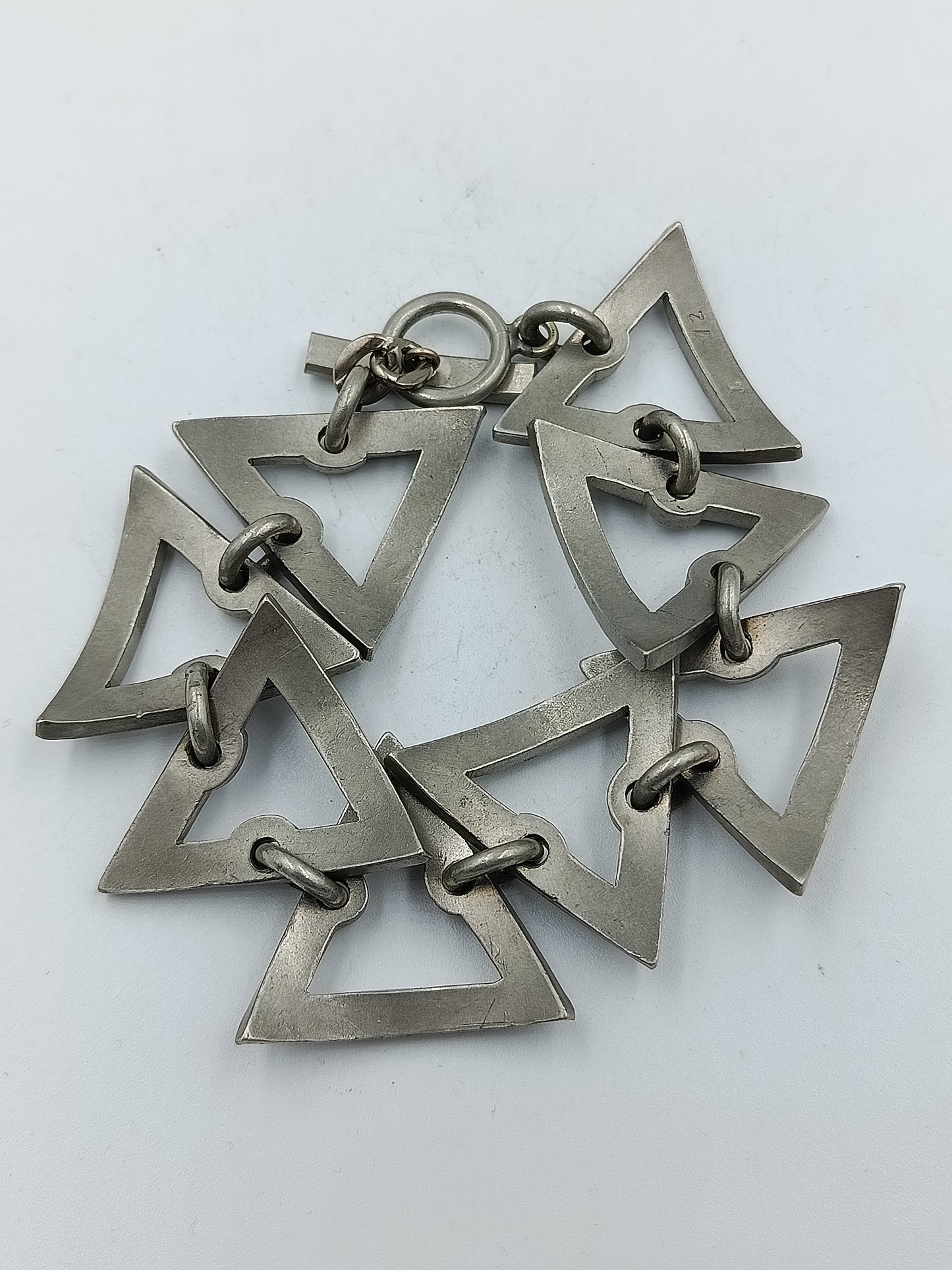 Vintage Armband aus gehämmertem Metall mit geometrischem Design