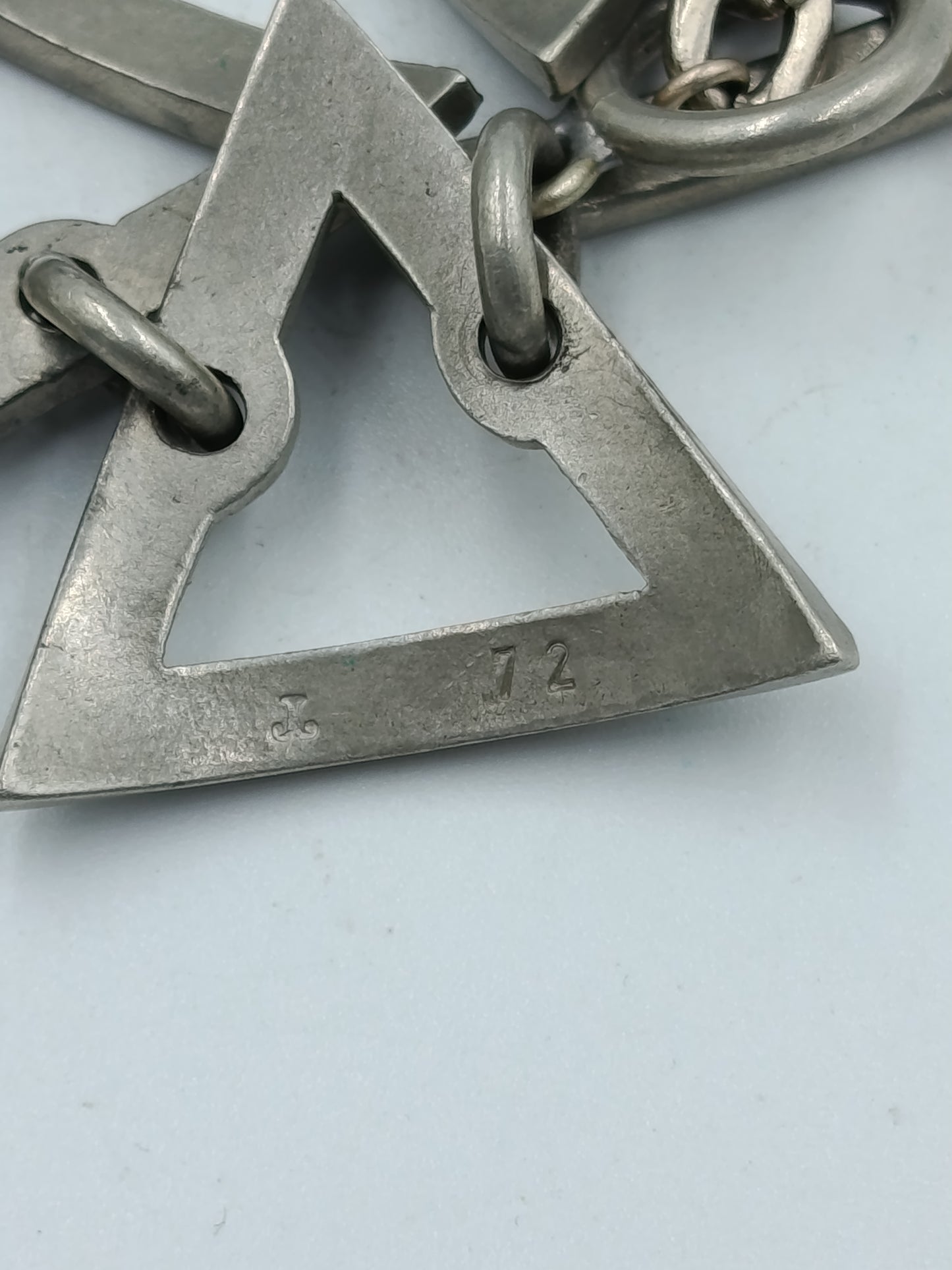 Vintage Armband aus gehämmertem Metall mit geometrischem Design