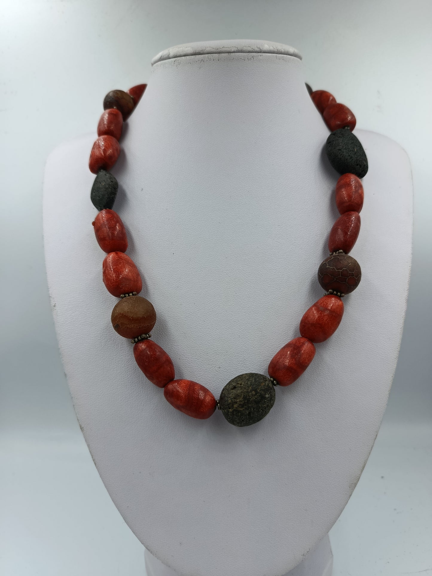 Halskette mit roten und schwarzen Natursteinen und 925 Silber Verschluss