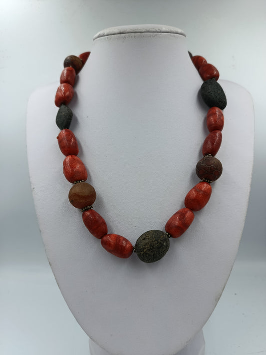 Halskette mit roten und schwarzen Natursteinen und 925 Silber Verschluss