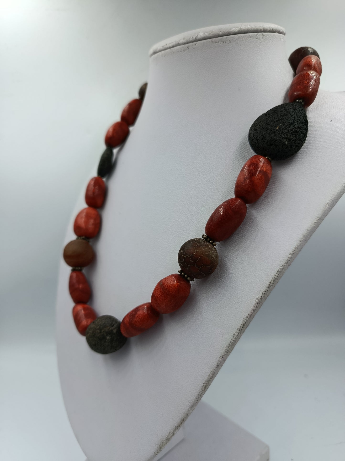 Halskette mit roten und schwarzen Natursteinen und 925 Silber Verschluss