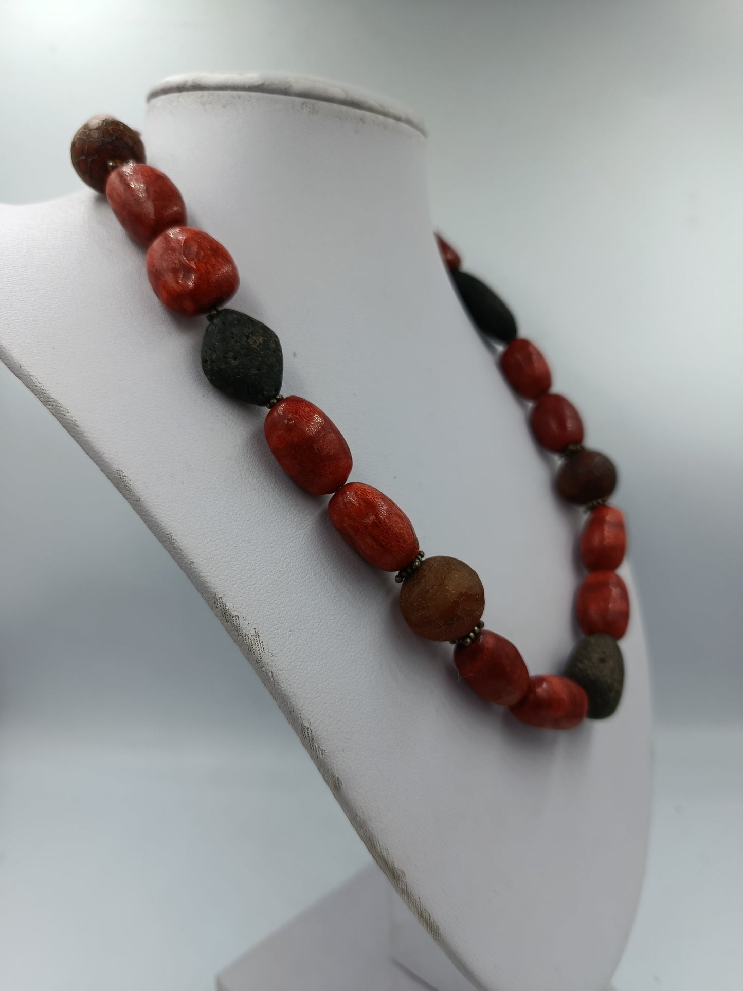 Halskette mit roten und schwarzen Natursteinen und 925 Silber Verschluss