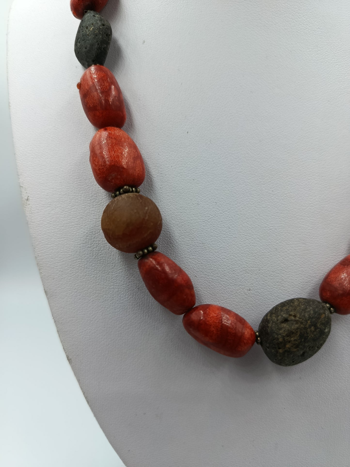 Halskette mit roten und schwarzen Natursteinen und 925 Silber Verschluss