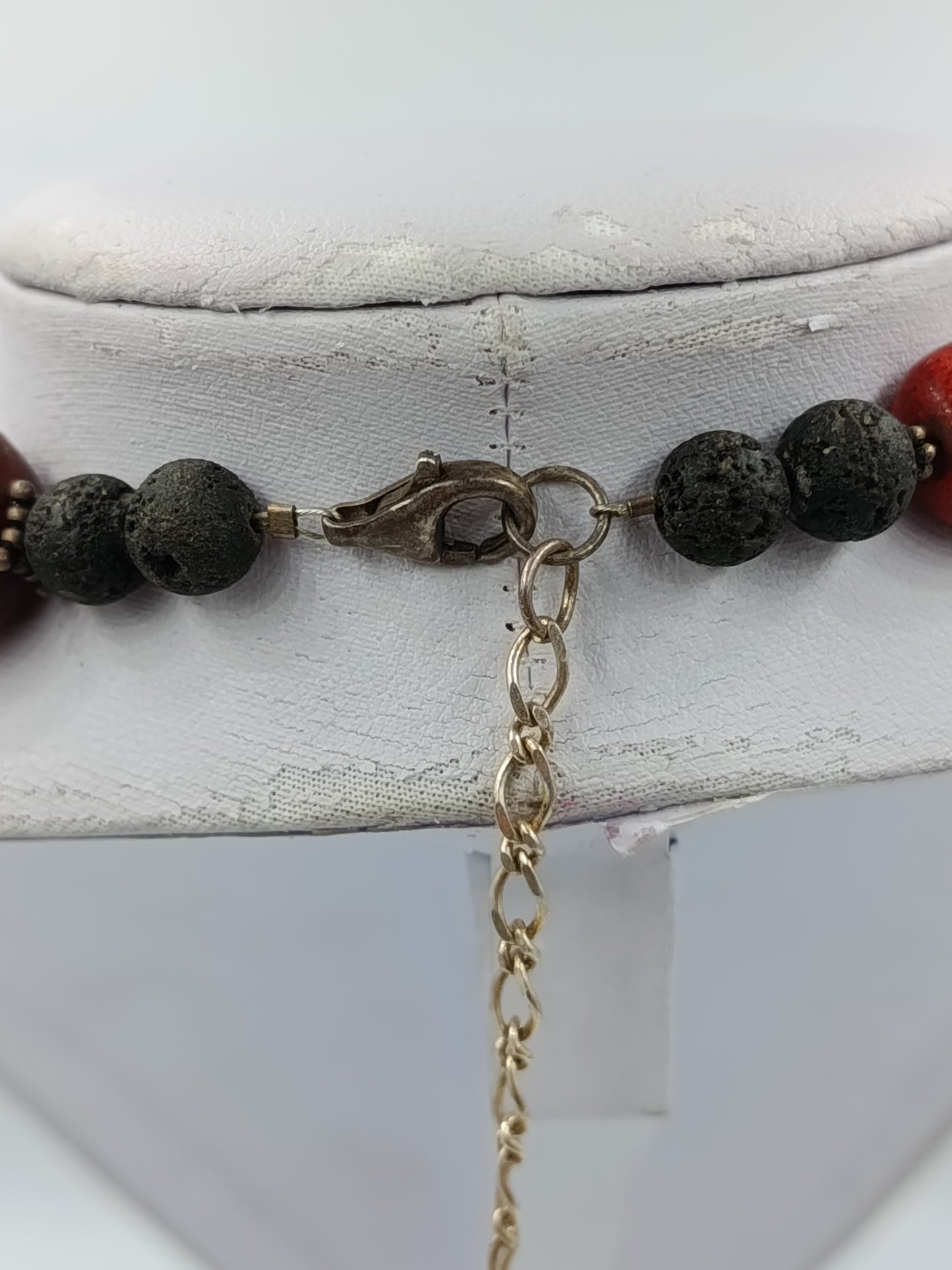 Halskette mit roten und schwarzen Natursteinen und 925 Silber Verschluss